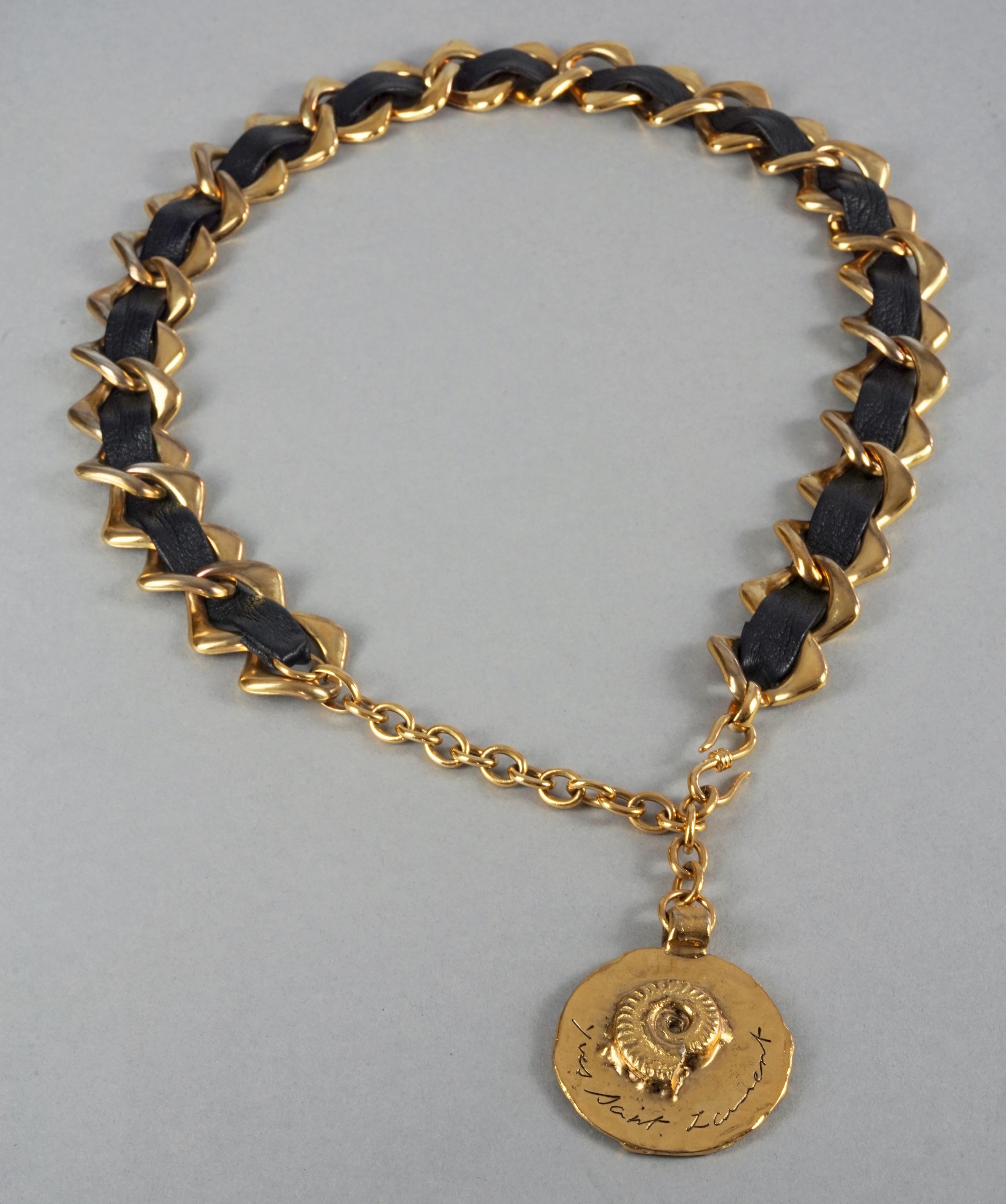 YVES SAINT LAURENT Ysl par Robert Goossens, médaillon fossile en cuir vintage Pour femmes en vente