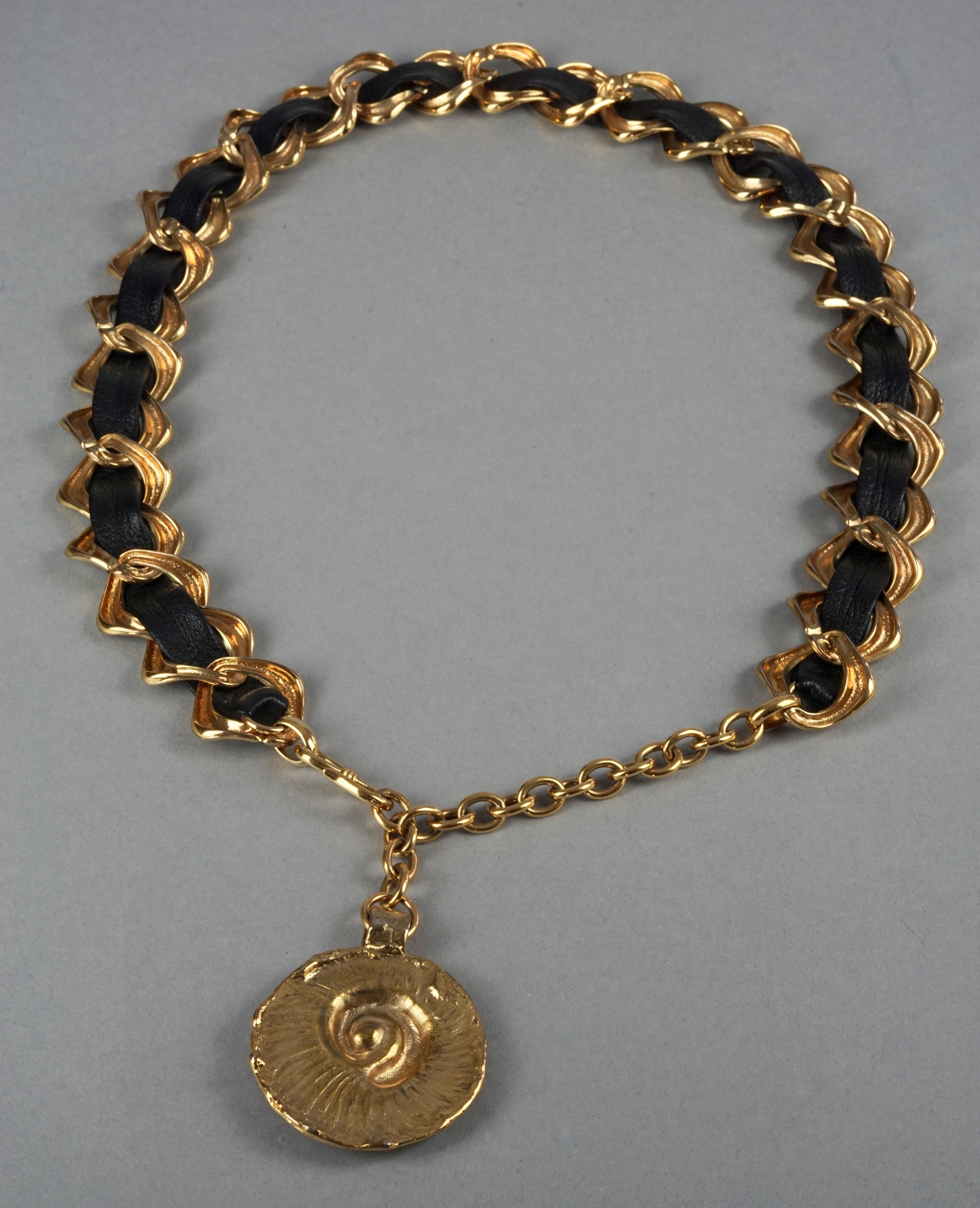 YVES SAINT LAURENT Ysl par Robert Goossens, médaillon fossile en cuir vintage en vente 1
