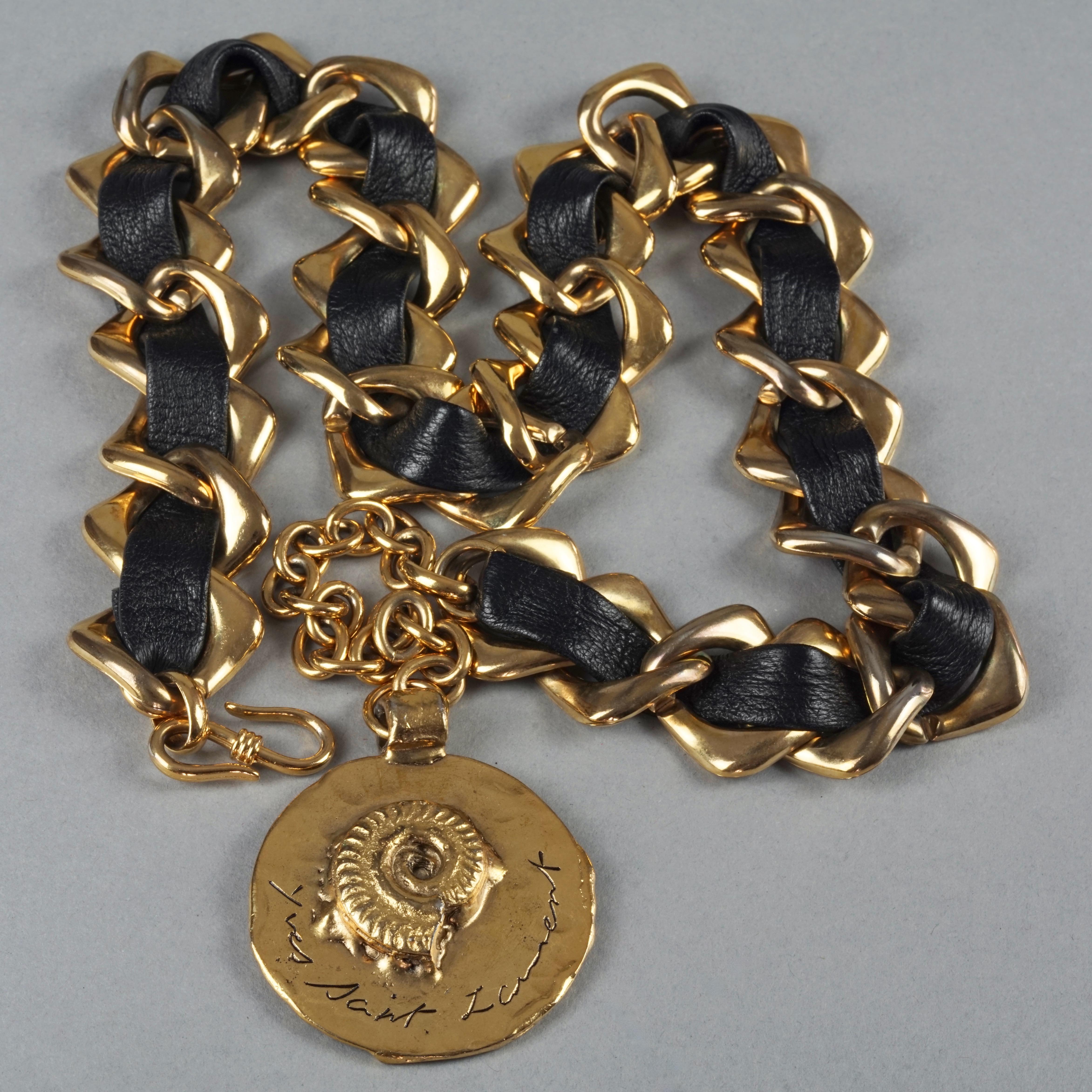 YVES SAINT LAURENT Ysl par Robert Goossens, médaillon fossile en cuir vintage en vente 2