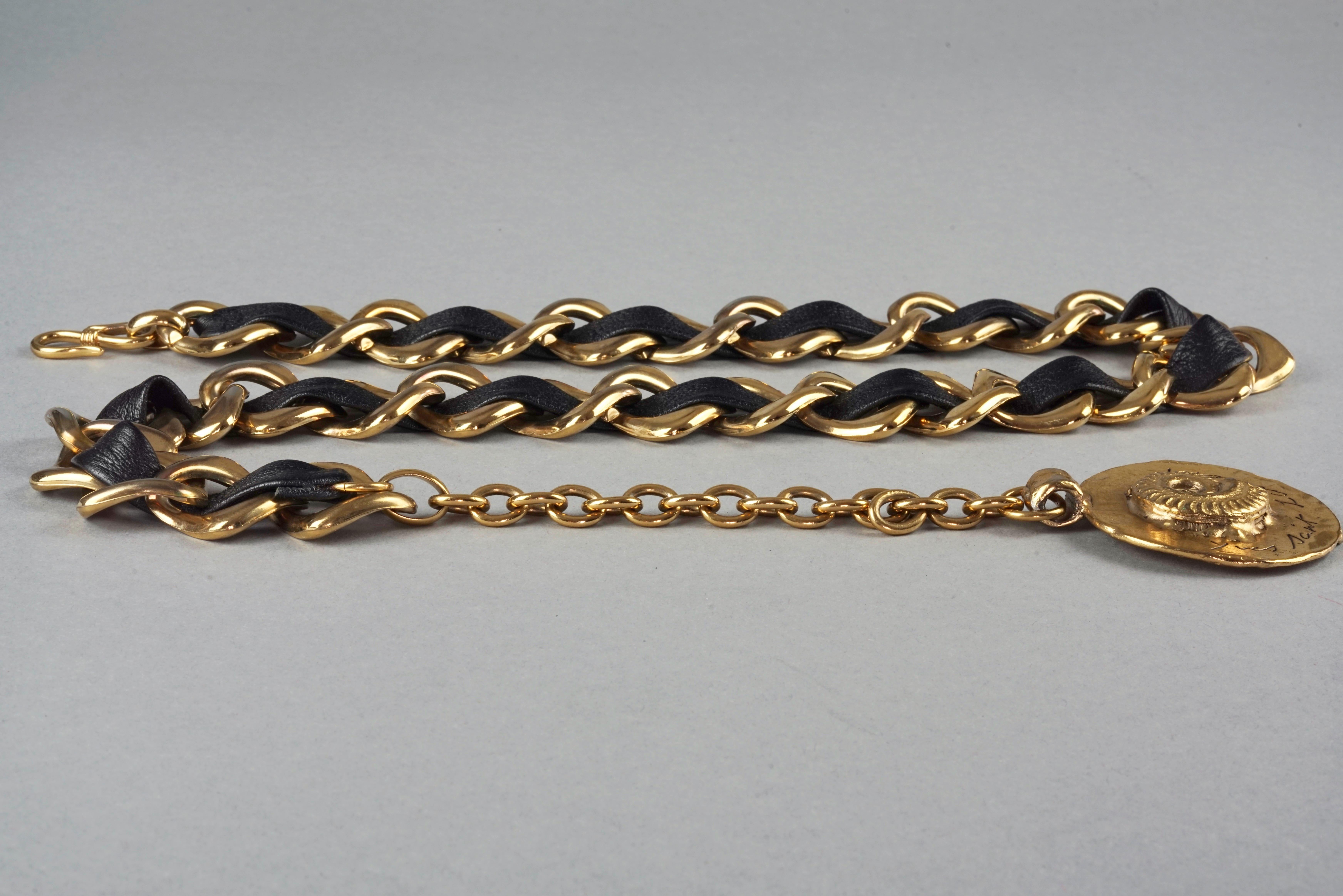 YVES SAINT LAURENT Ysl par Robert Goossens, médaillon fossile en cuir vintage en vente 3