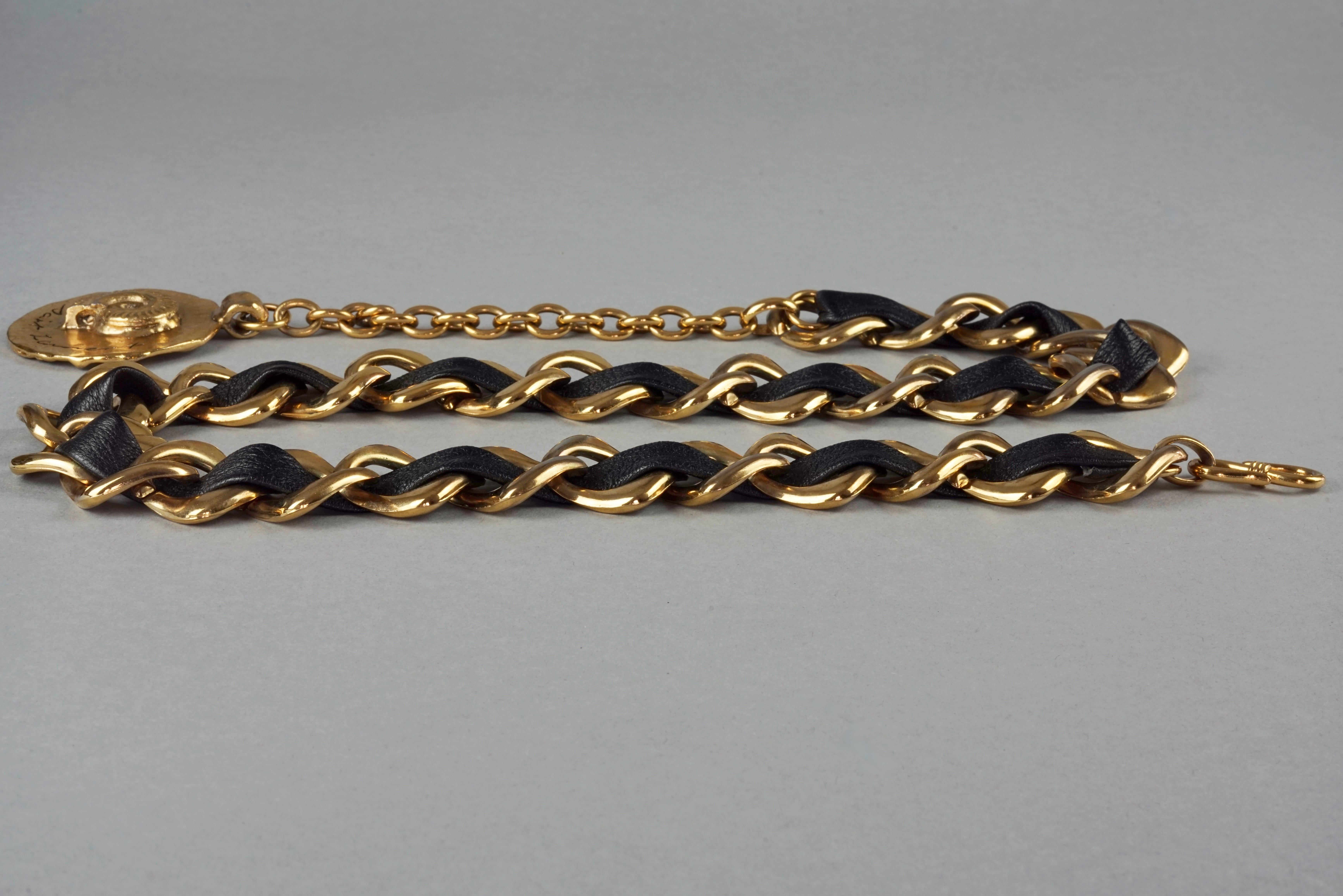 YVES SAINT LAURENT Ysl par Robert Goossens, médaillon fossile en cuir vintage en vente 4