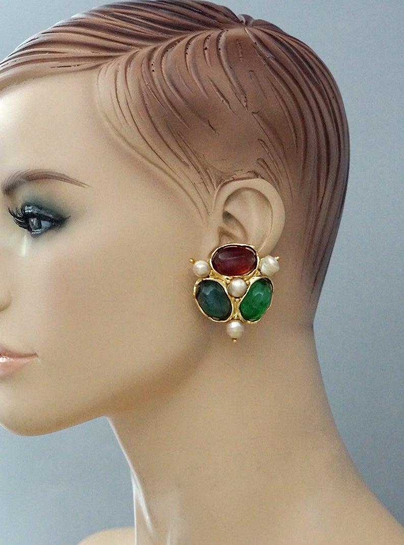Vintage YVES SAINT LAURENT Ysl by Robert Goossens Gripoix Pearl Earrings

Measurements:
Height: 1.77 inches (4.5 cm)
Width: 1.65 inches (4.2 cm)
Weight per Earring: 22 grams

Features:
- 100% Authentic YVES SAINT LAURENT by Robert Goossens.
-