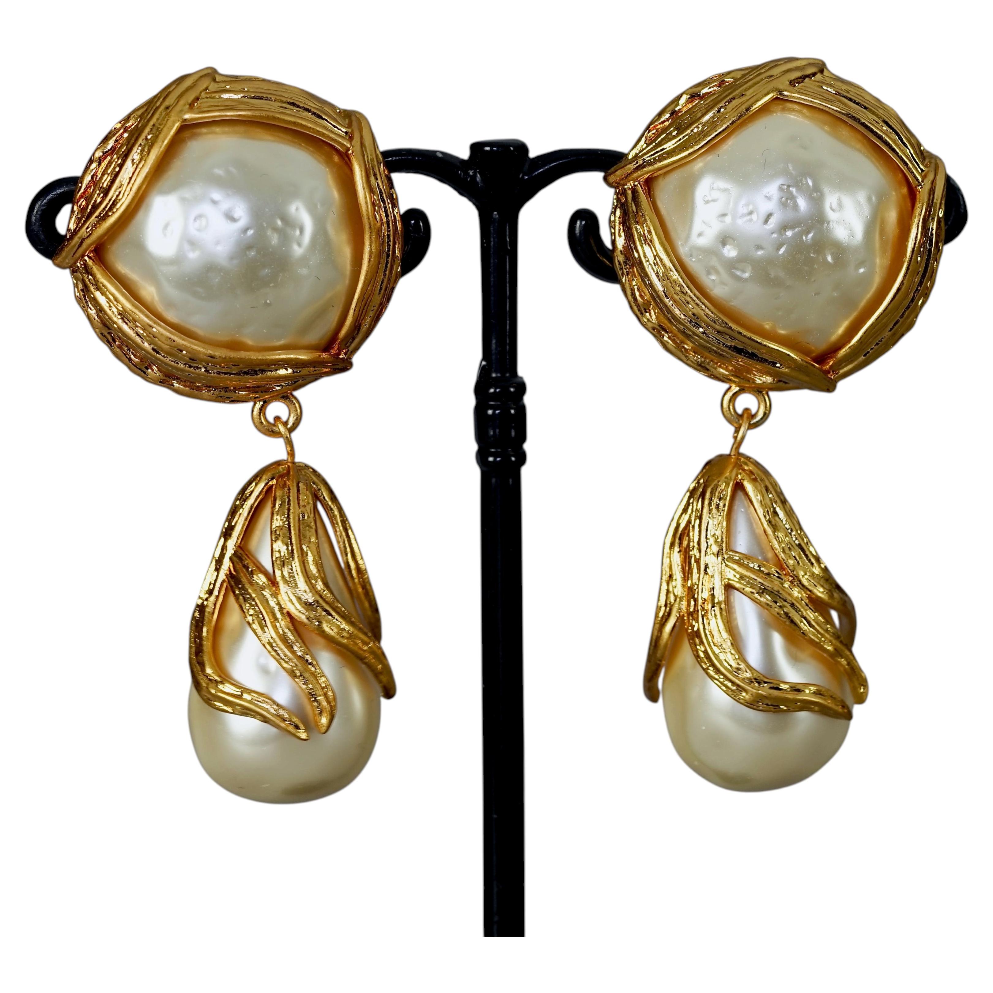 Boucles d'oreilles vintage YVES SAINT LAURENT (YSL) signées Robert Goossens, ornées de perles en cascade