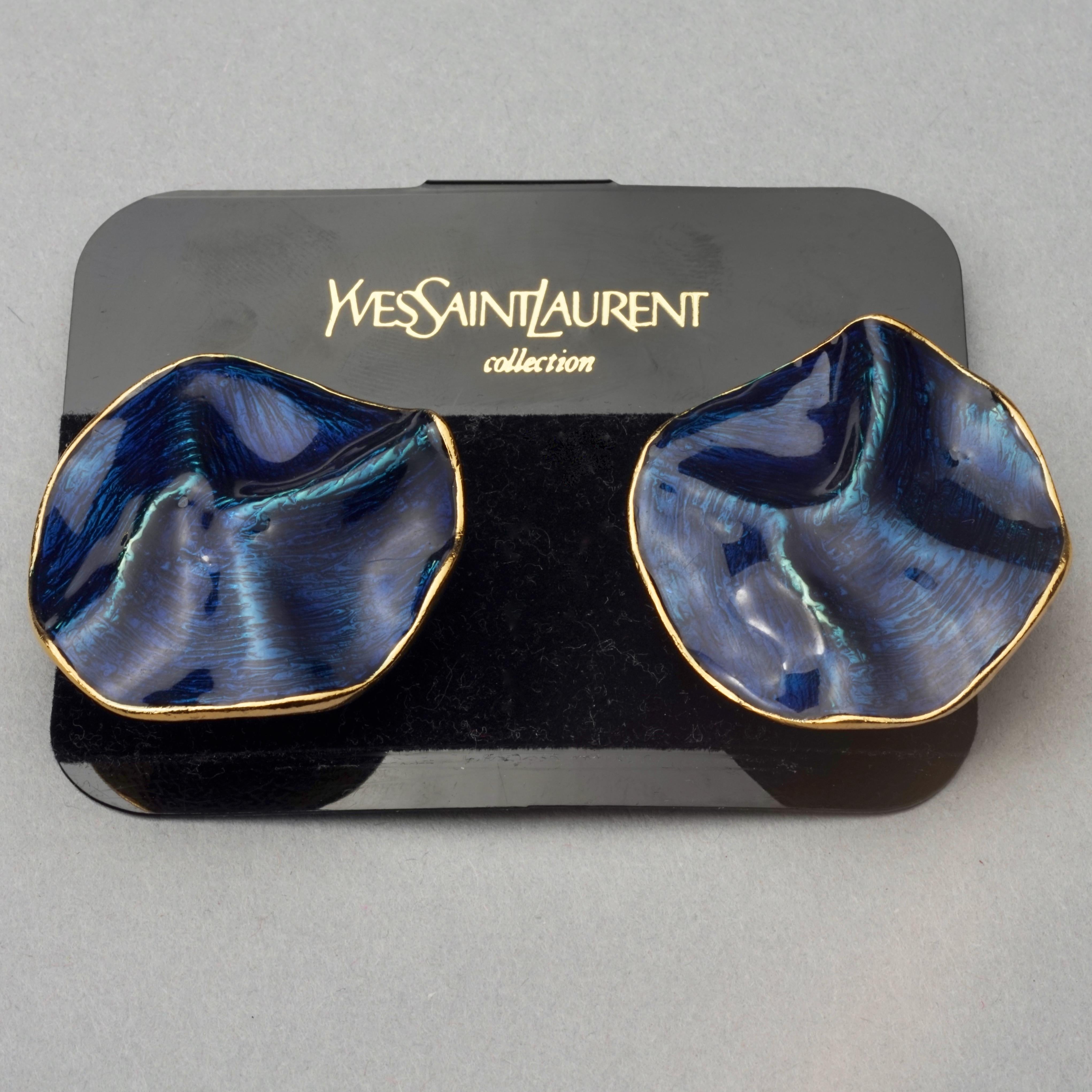 Vintage YVES SAINT LAURENT Ysl by Robert Goossens Wrinkled Blue Enamel Disc Earr In Excellent Condition In Kingersheim, Alsace