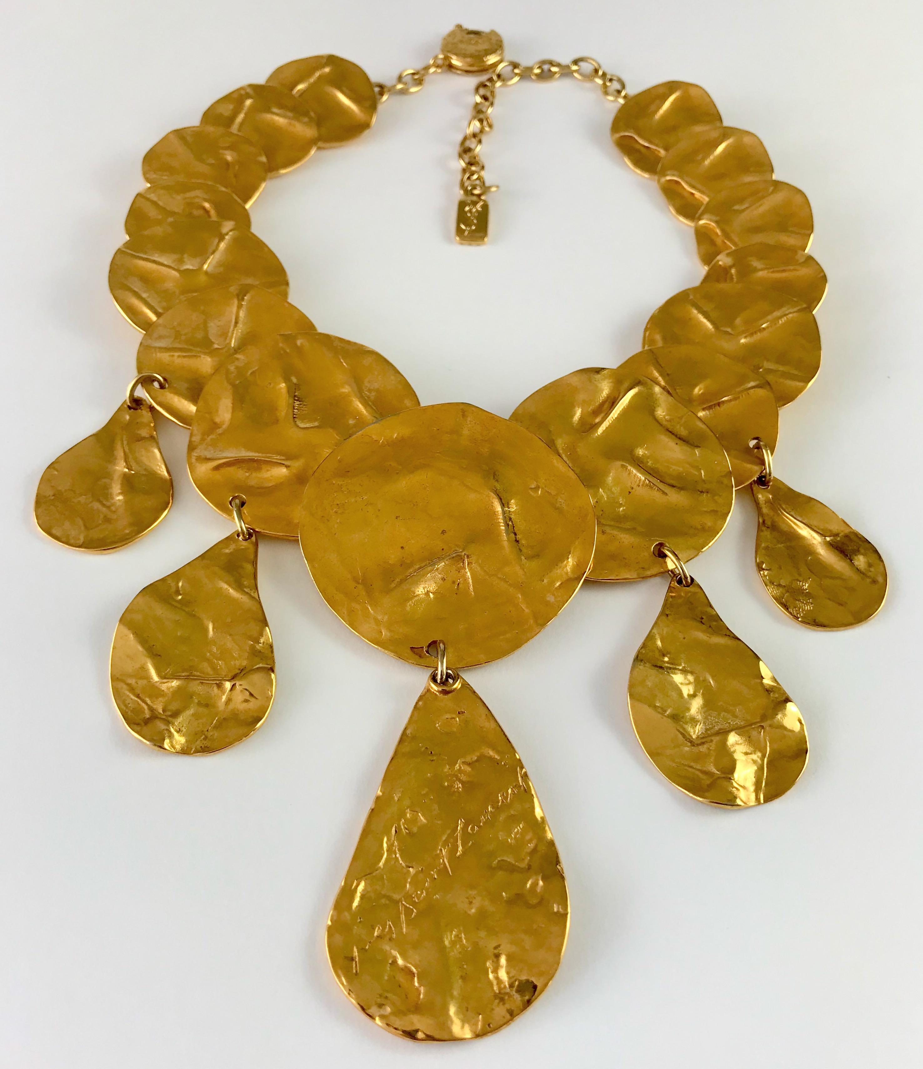 Vintage YVES SAINT LAURENT Ysl by Robert Goossens Wrinkled Disc Charm Necklace In Good Condition In Kingersheim, Alsace