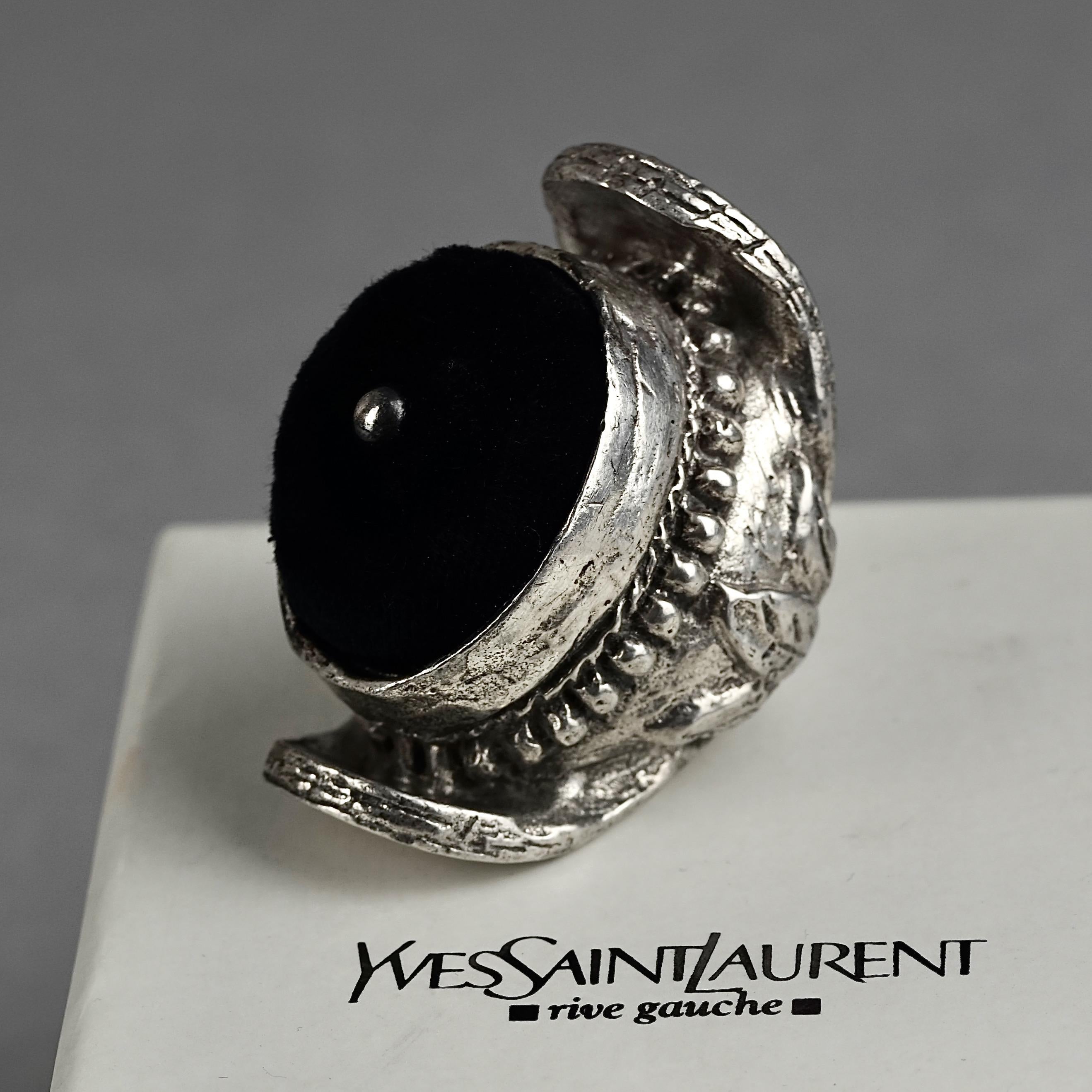 Vintage YVES SAINT LAURENT Ysl by Tom Ford Velvet Sterling Silver Ring
From 2002 Runway Collection
taille 7.         54.   longueur 4,7 cm.  largeur 3,1 cm.   hauteur 4 cm
Approximate Measurements:
Height: 3 inches (4 cm)
Width: inches (3.1