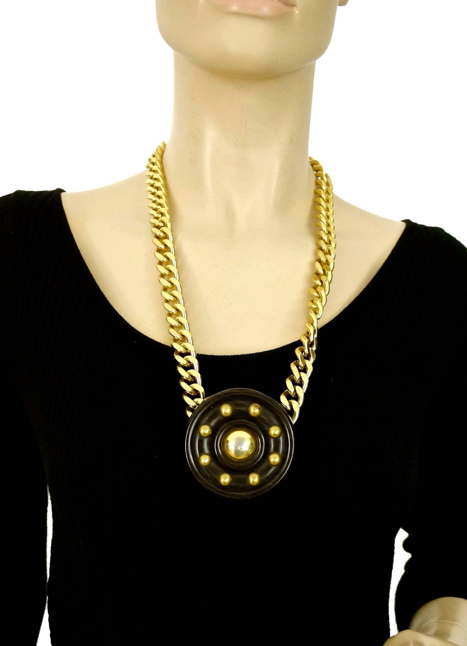 Vintage YVES SAINT LAURENT Ysl Chunky Wood Medallion Studded Necklace In Good Condition For Sale In Kingersheim, Alsace