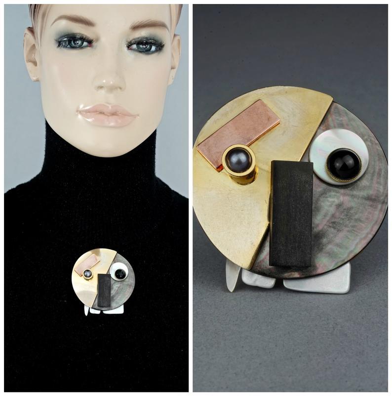 Vintage YVES SAINT LAURENT Ysl Cubism Face Brooch

Measurements:
Height: 2.52 inches (6.4 cm)
Width: 2.36 inches (6 cm)

Features:
- 100% Authentic YVES SAINT LAURENT.
- Huge cubism style face brooch.
- Made of various materials.
- Signed YVES SAINT