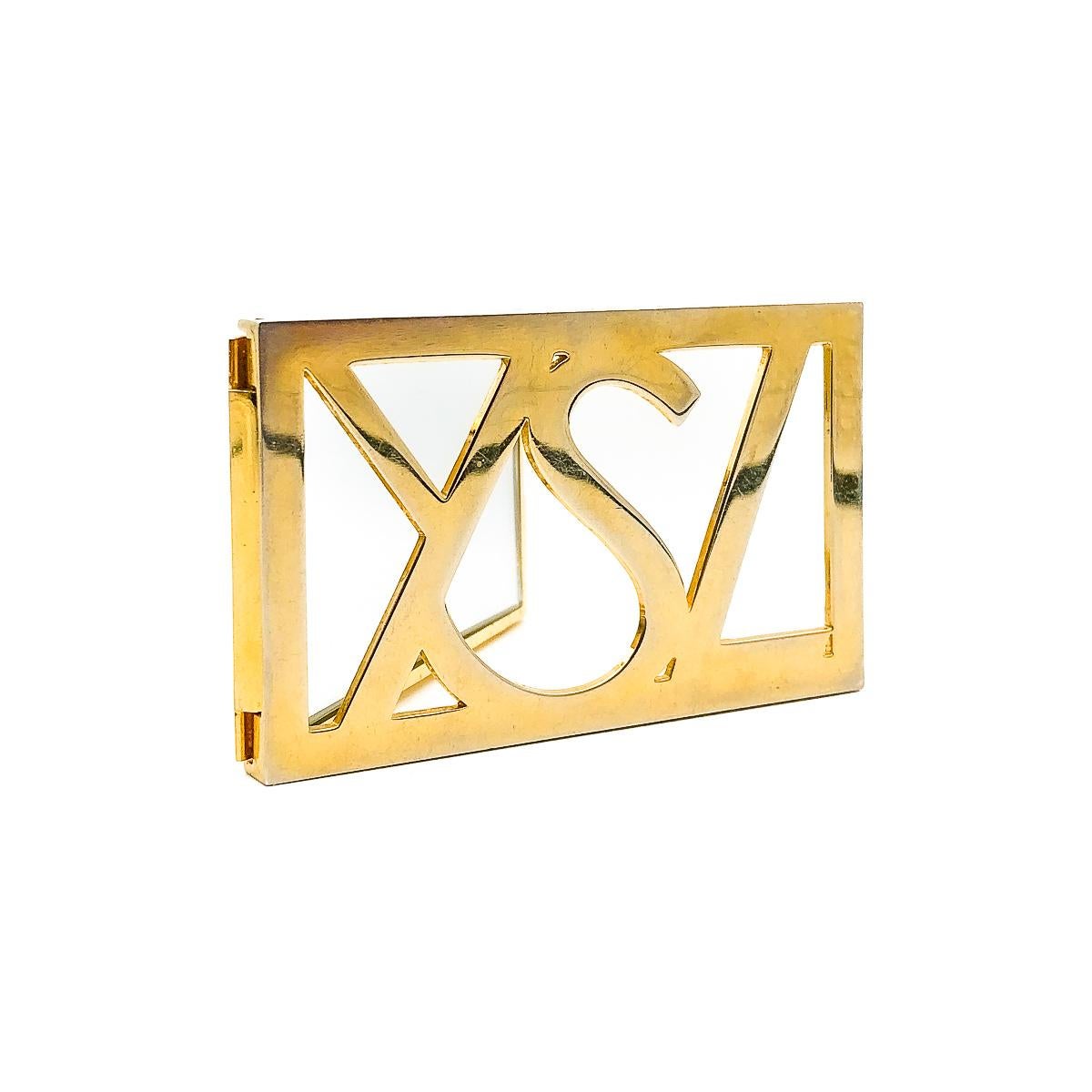 Un iconico grande specchio con logo Y S L Vintage YSL. Nel 1961, dopo essere stato direttore artistico di Dior, Yves Saint Laurent lanciò il suo omonimo marchio di alta moda. Il suo approccio impavido nel confondere i confini tra moda maschile e