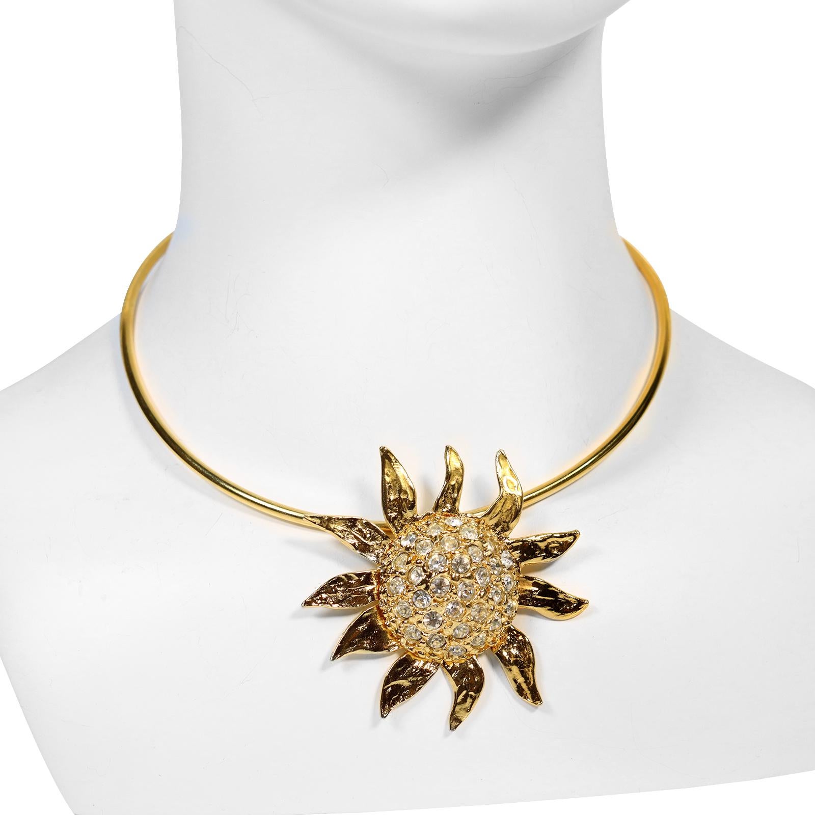 YSL vintage con sole pendente in oro su un girocollo.   L'apertura è di 2