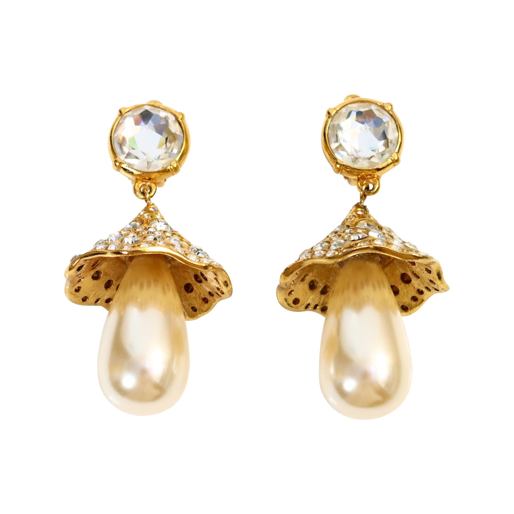 Vintage Yves Saint Laurent YSL Diamante Dome Like Pearl Ohrringe CIRCA 1980s. Diese sind so wunderschön. Wo soll ich nur anfangen? Die Kunstperle ist wie eine Blume, die unter einer Kuppel aus Gold und Kristallen erwacht, wie ein kleiner