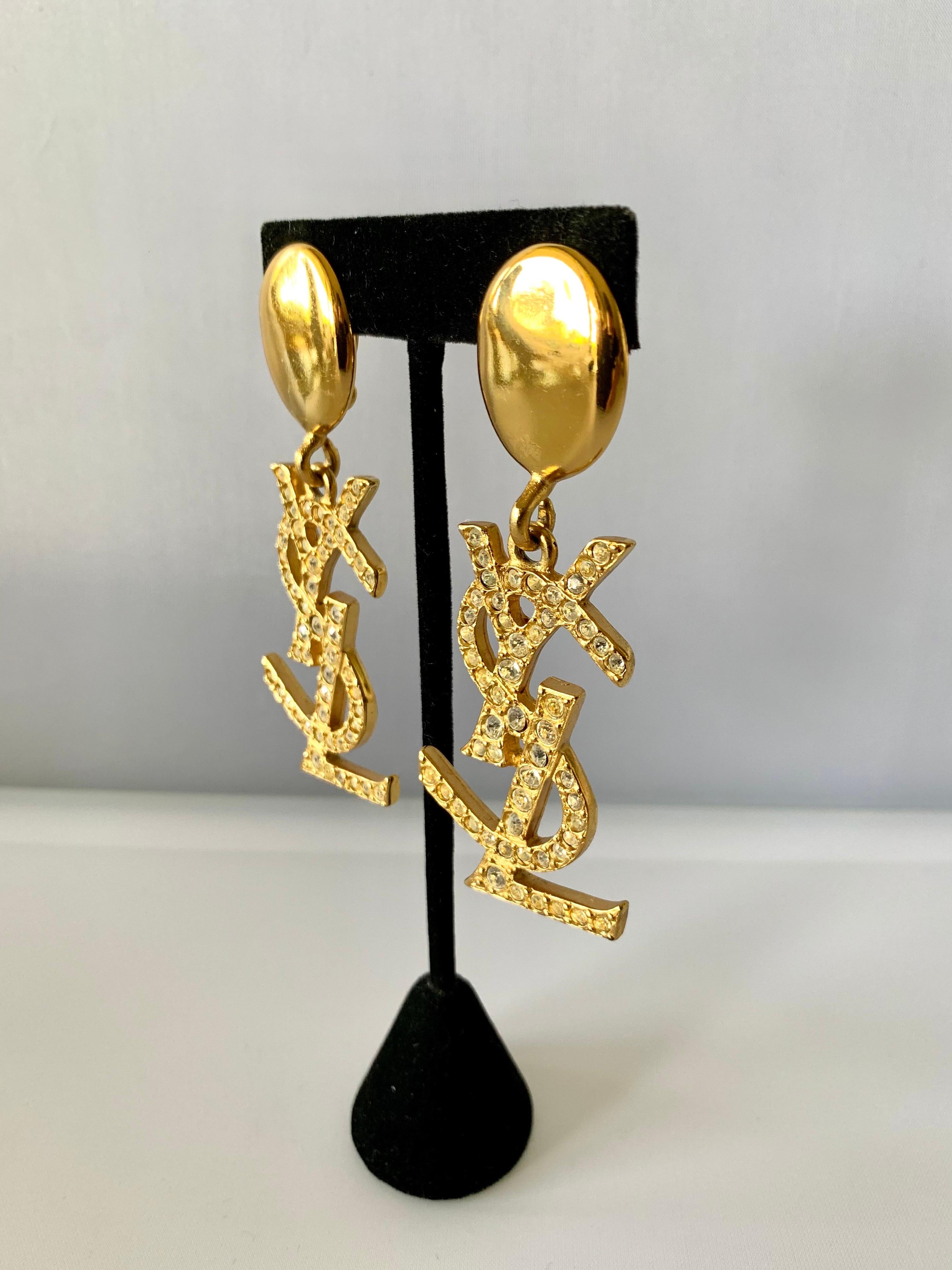 Artisan Yves Saint Laurent YSL vintage  Boucles d'oreilles fantaisie logo diamant en vente