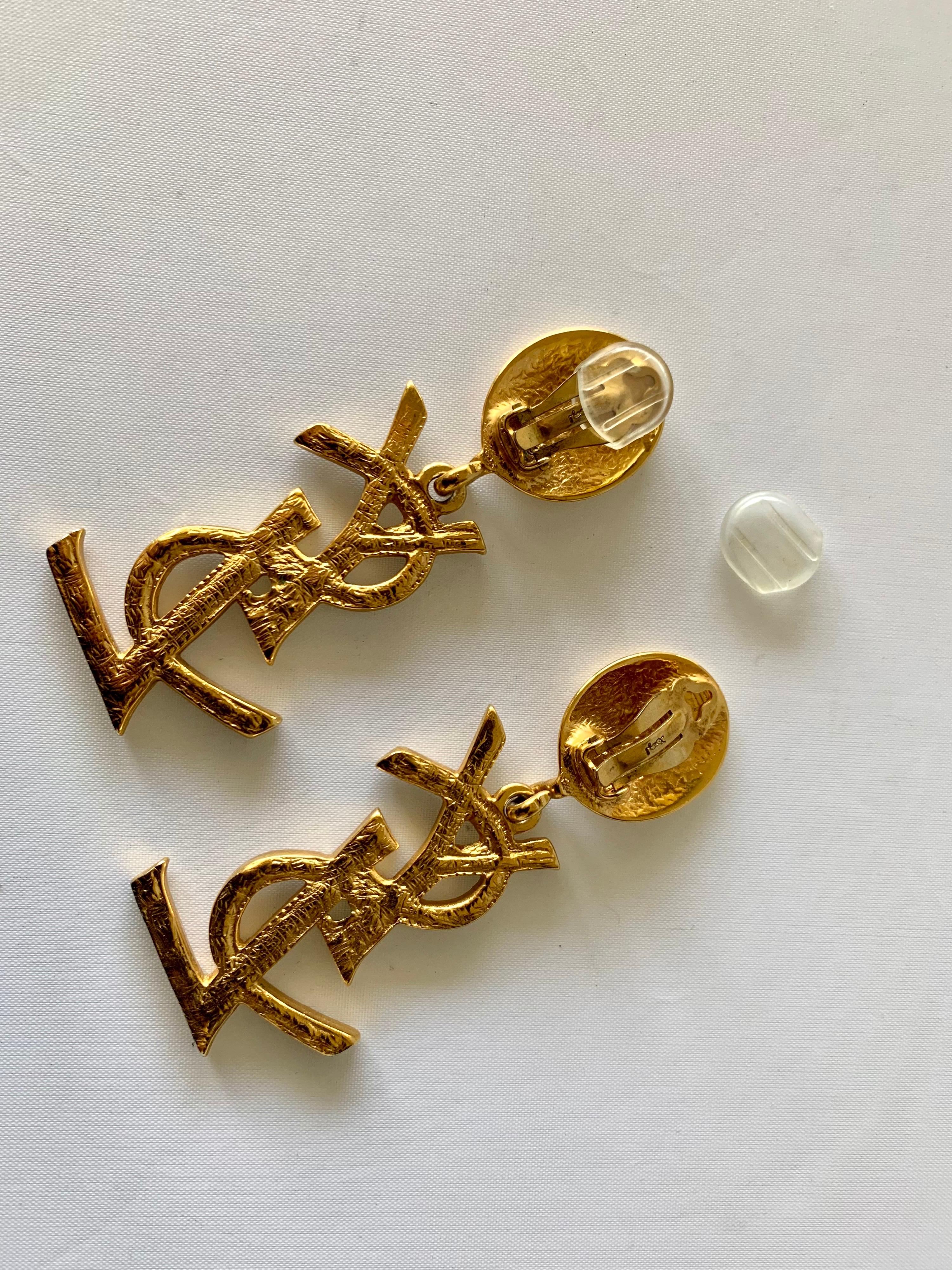 Yves Saint Laurent YSL vintage  Boucles d'oreilles fantaisie logo diamant Excellent état - En vente à Palm Springs, CA