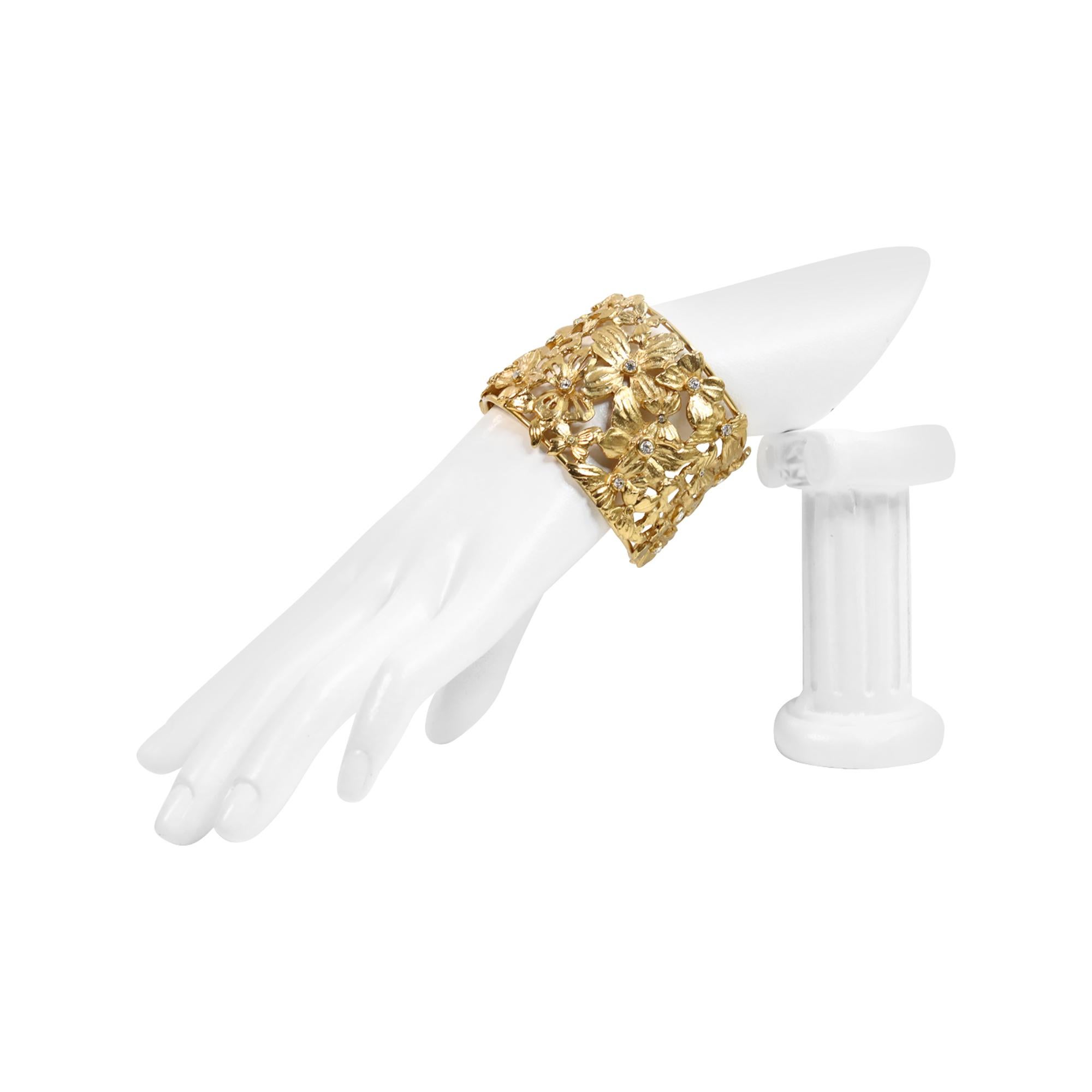Manchette Vintage Yves Saint Laurent YSL Fleur et Papillon Cristal d'Or Circa Vintage 1980 Bon état - En vente à New York, NY