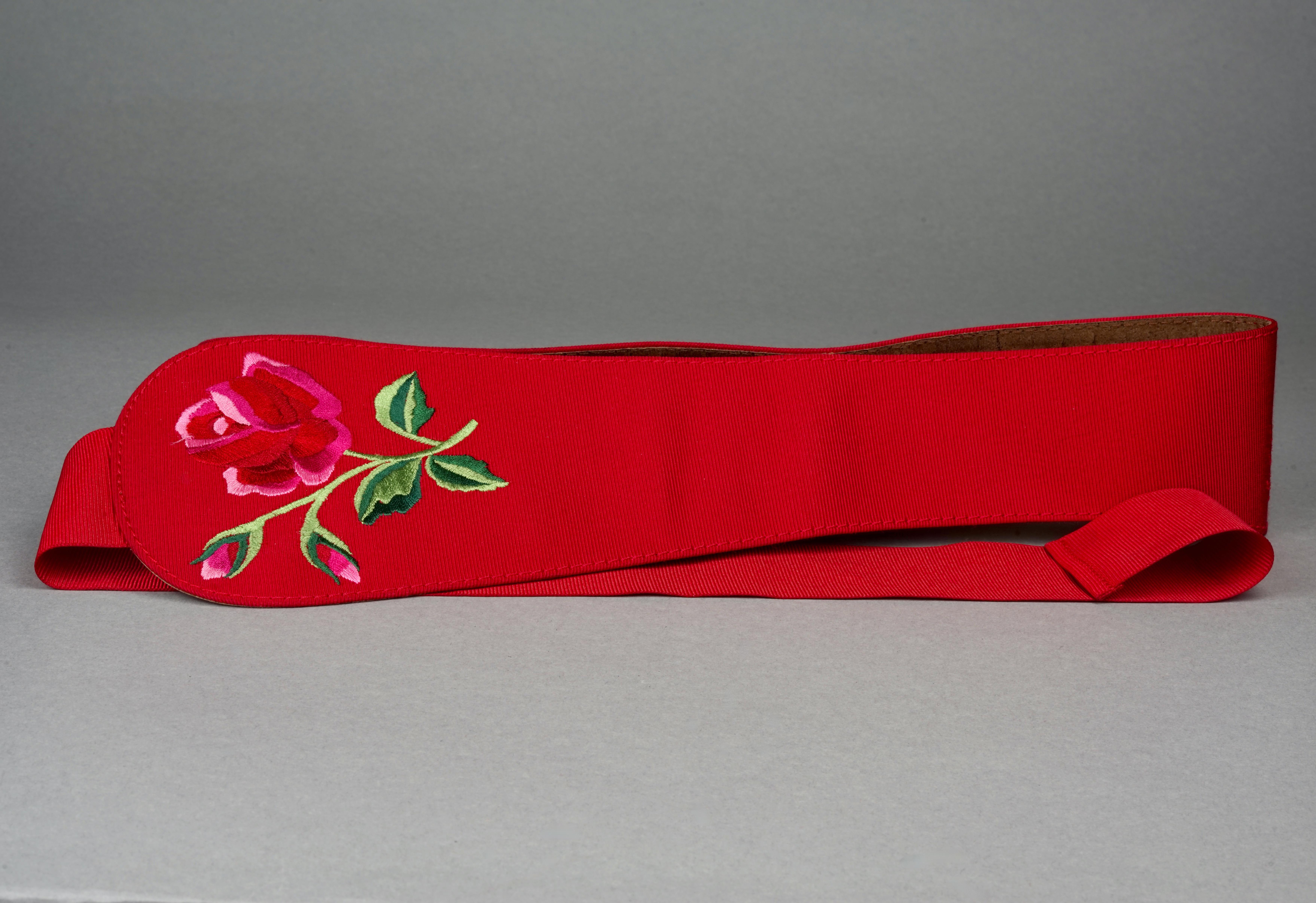 Vintage YVES SAINT LAURENT Ysl Flower Embroidered Grosgrain Ribbon Red Belt In Good Condition For Sale In Kingersheim, Alsace