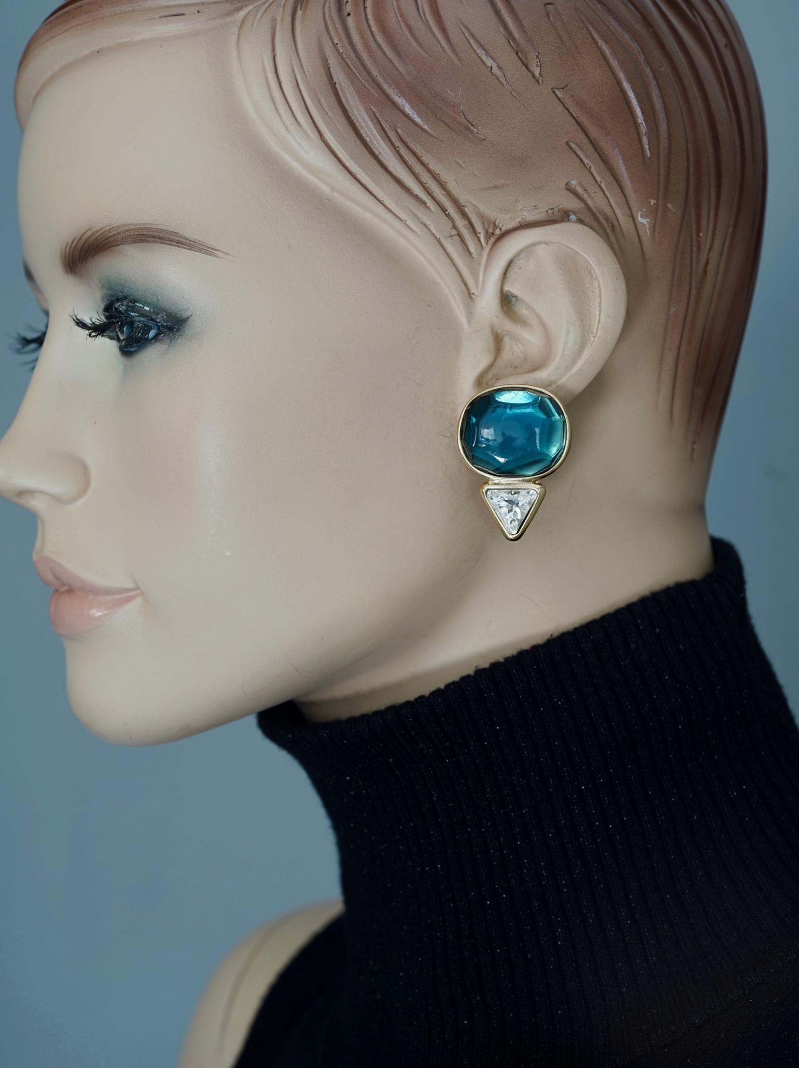 Vintage YVES SAINT LAURENT Ysl Geometric Blue Faceted Stone Earrings

Measurements:
Height: 1 1/2 inches (3.81 cm)
Width: 1 inch (2.54 cm)

Features:
- 100% Authentic YVES SAINT LAURENT.
- Geometric style in gold tone hardware.
- Faceted faux blue