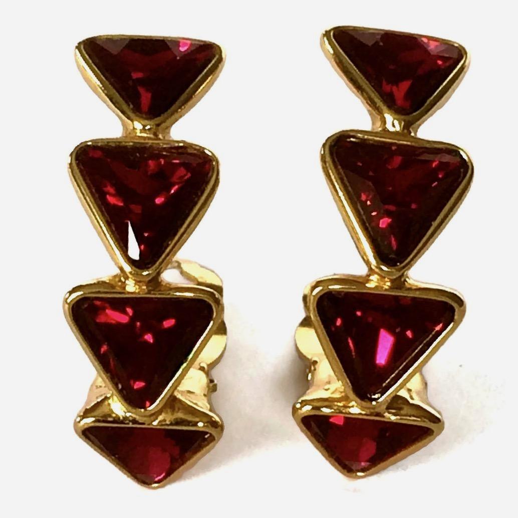 Vintage YVES SAINT LAURENT Ysl Geometric Ruby Rhinestone Earrings In Excellent Condition For Sale In Kingersheim, Alsace