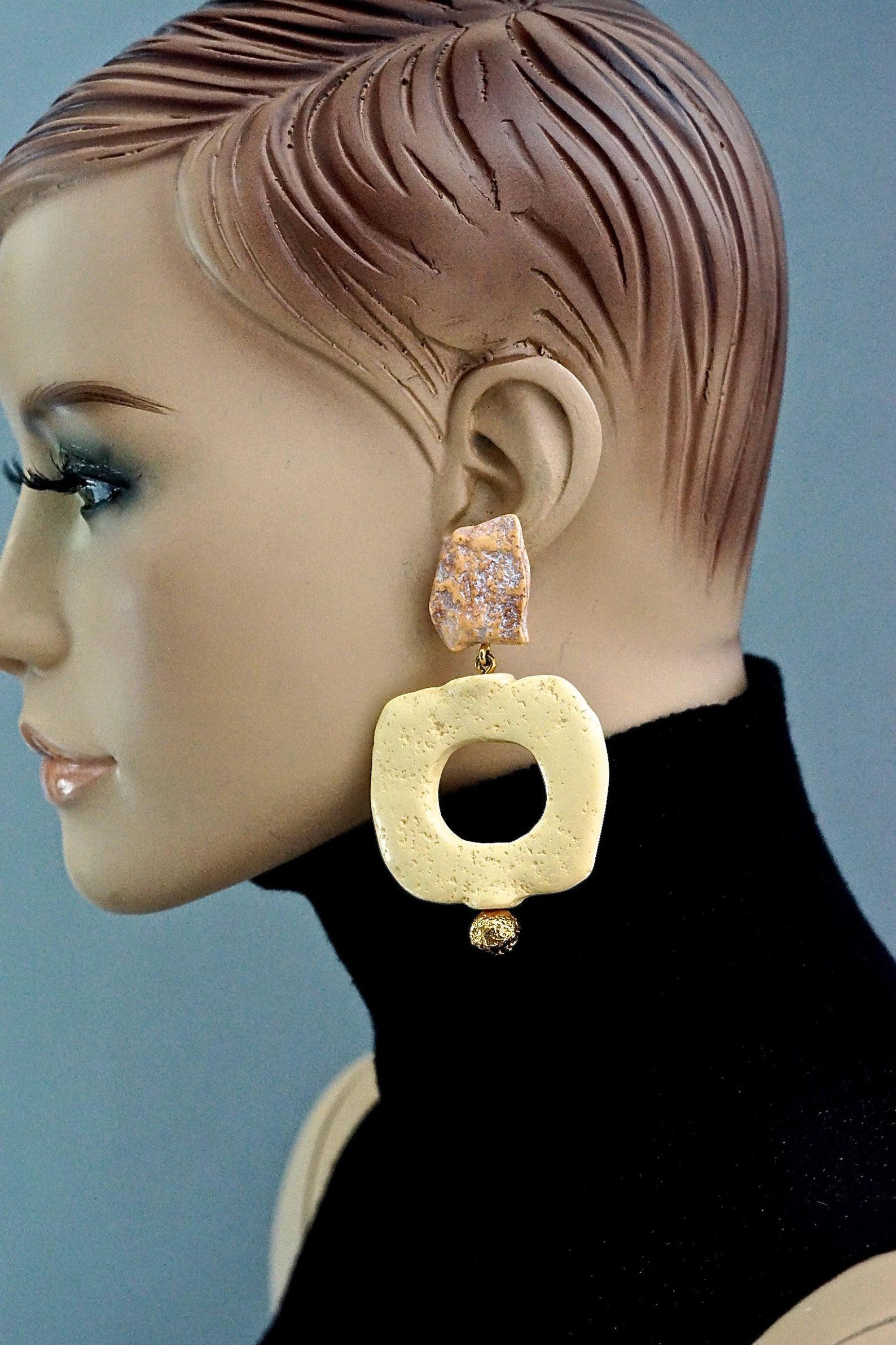 Vintage YVES SAINT LAURENT Ysl Geometric Textured Stone Resin Earrings

Measurements:
Height: 3.46 inches (8.8 cm)
Width: 2.08 inches (5.3 cm)
Weight per Earring: 20 grams

Features:
- 100% authentic YVES SAINT LAURENT.
- Geometric textured resin