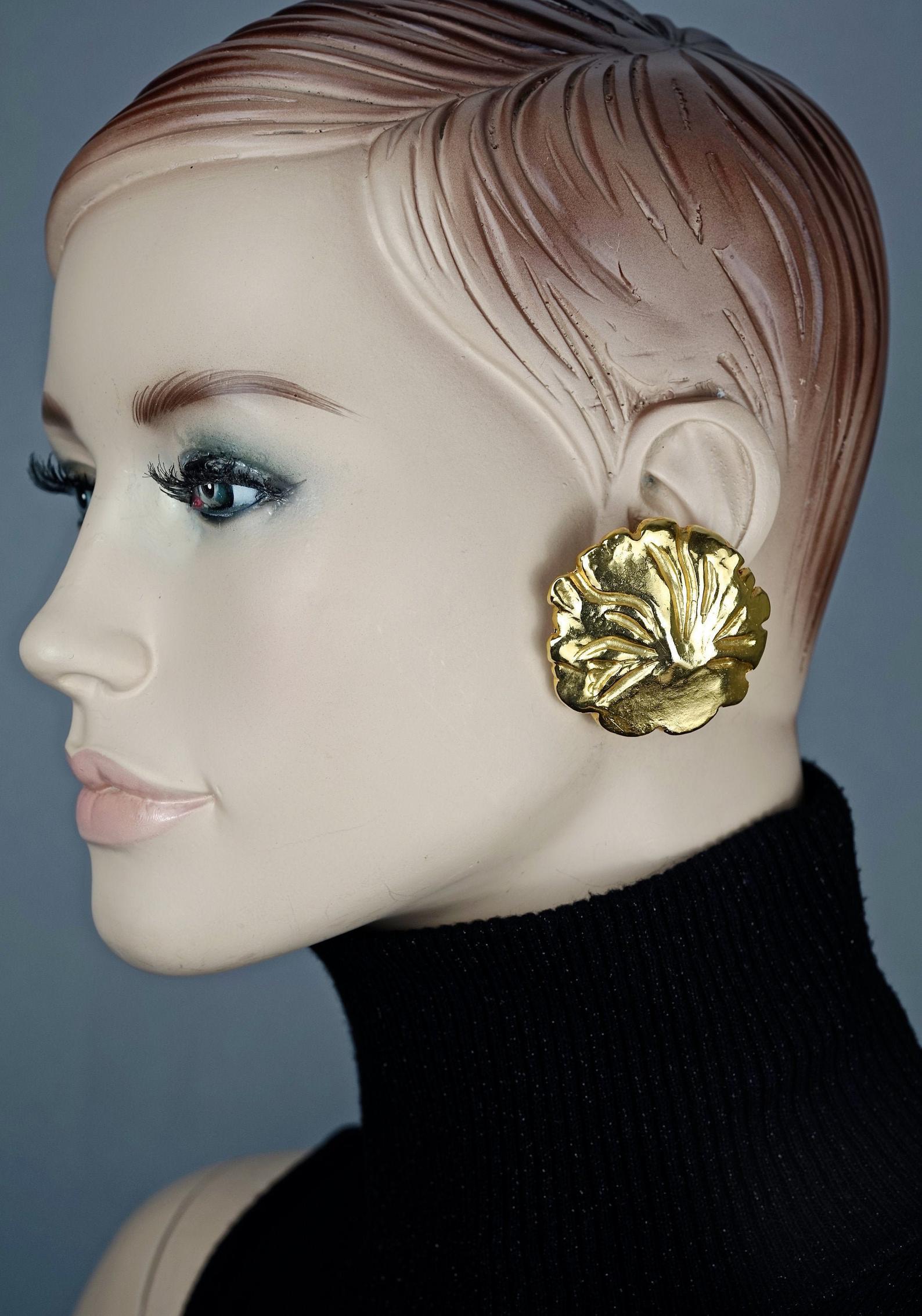 Vintage YVES SAINT LAURENT Ysl Gilt Flower Earrings

Measurements:
Height: 1.77 inches (4.5 cm)
Width: 1.85 inches (4.7 cm)
Weight per Earring: 18 grams

Features:
- 100% Authentic YVES SAINT LAURENT.
- Chunky gilt flower earrings.
- Clip back