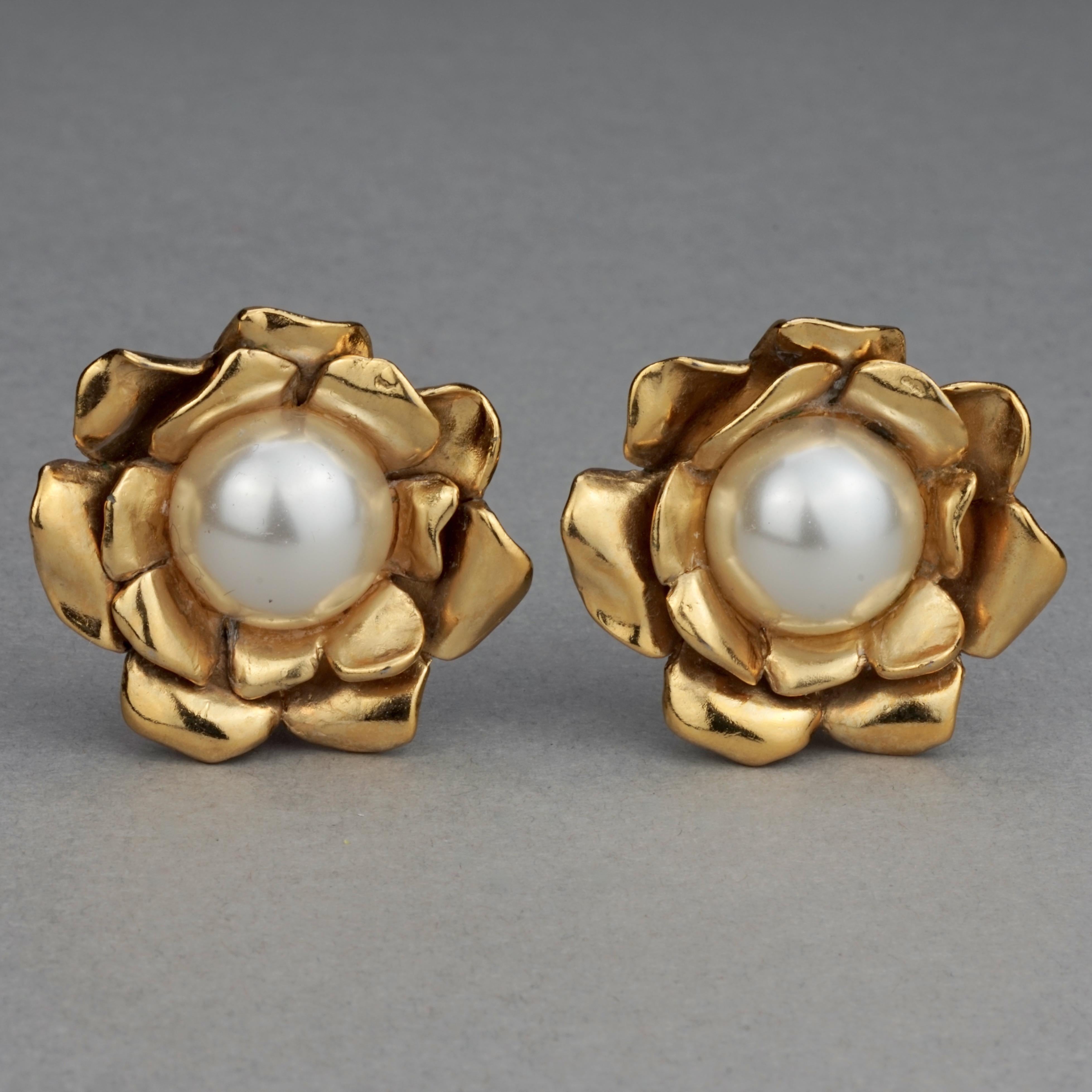 Vintage YVES SAINT LAURENT Ysl Gilt Flower Pearl Earrings In Good Condition For Sale In Kingersheim, Alsace