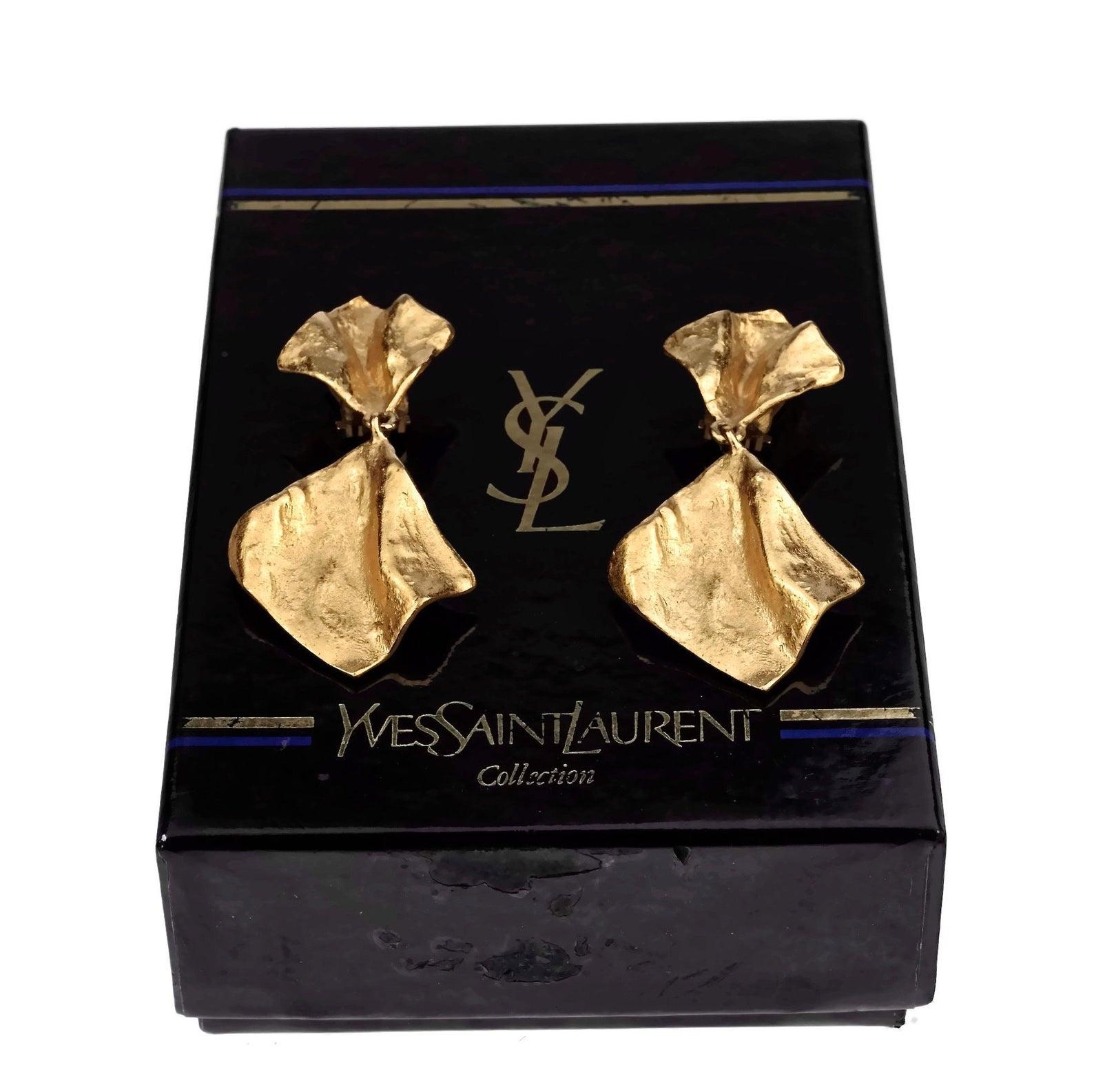 Vintage YVES SAINT LAURENT Ysl Gilt Wrinkled Dangling Earrings

Measurements:
Height: 2.36 inches (6 cm)
Width: 1.10 inches (2.8 cm)
Weight per Earring: 11 grams

Features:
- 100% Authentic YVES SAINT LAURENT.
- Textured inverse square and wrinkled