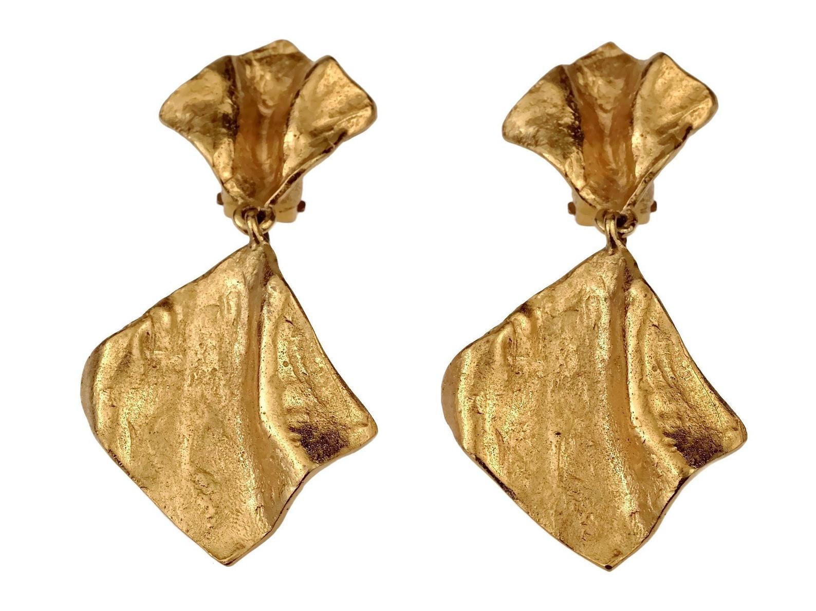 Vintage YVES SAINT LAURENT Ysl Gilt Wrinkled Dangling Earrings In Excellent Condition In Kingersheim, Alsace