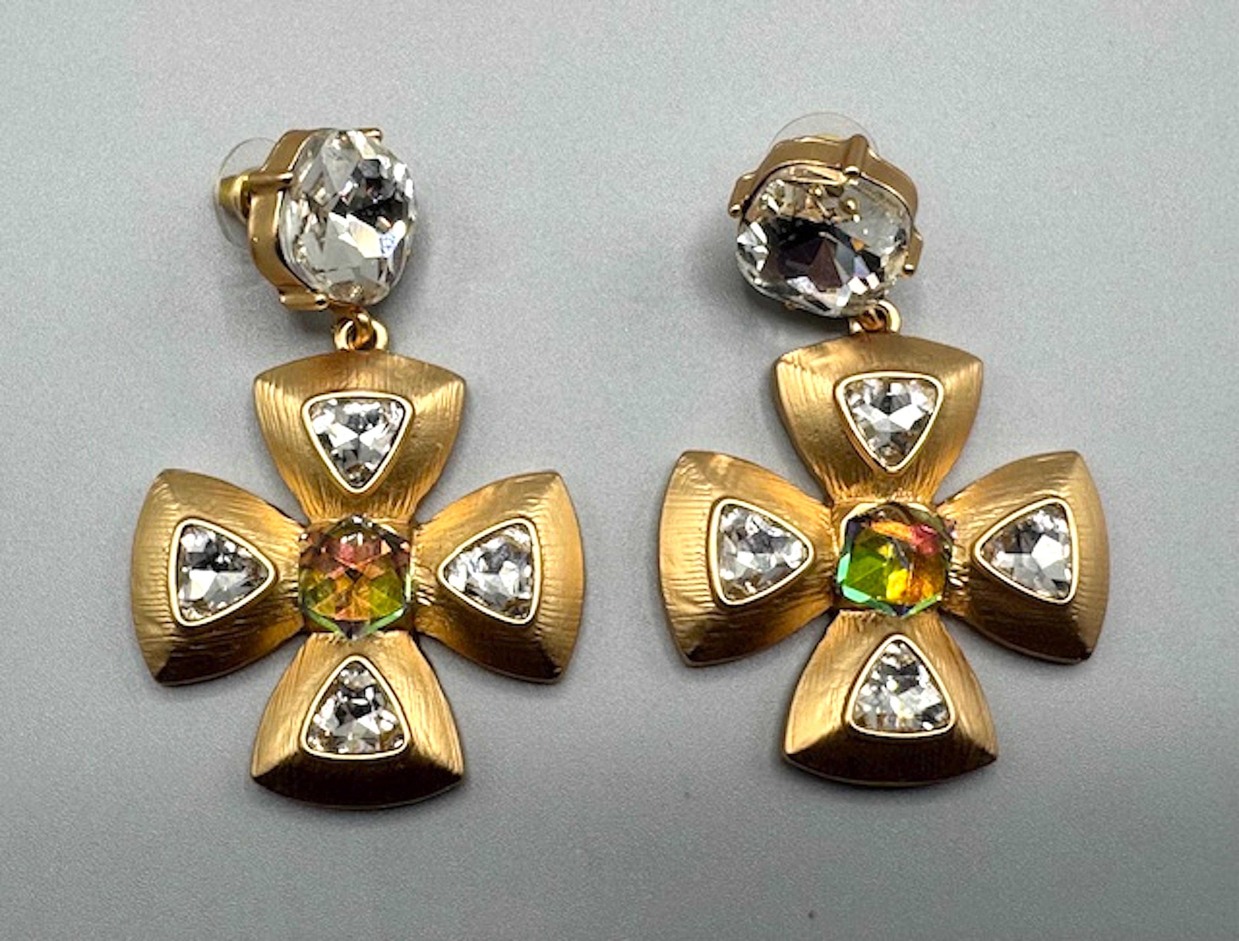 Vintage Yves Saint Laurent, YSL Gold & Kristall Malteserkreuz-Anhänger-Ohrringe im Zustand „Gut“ im Angebot in New York, NY