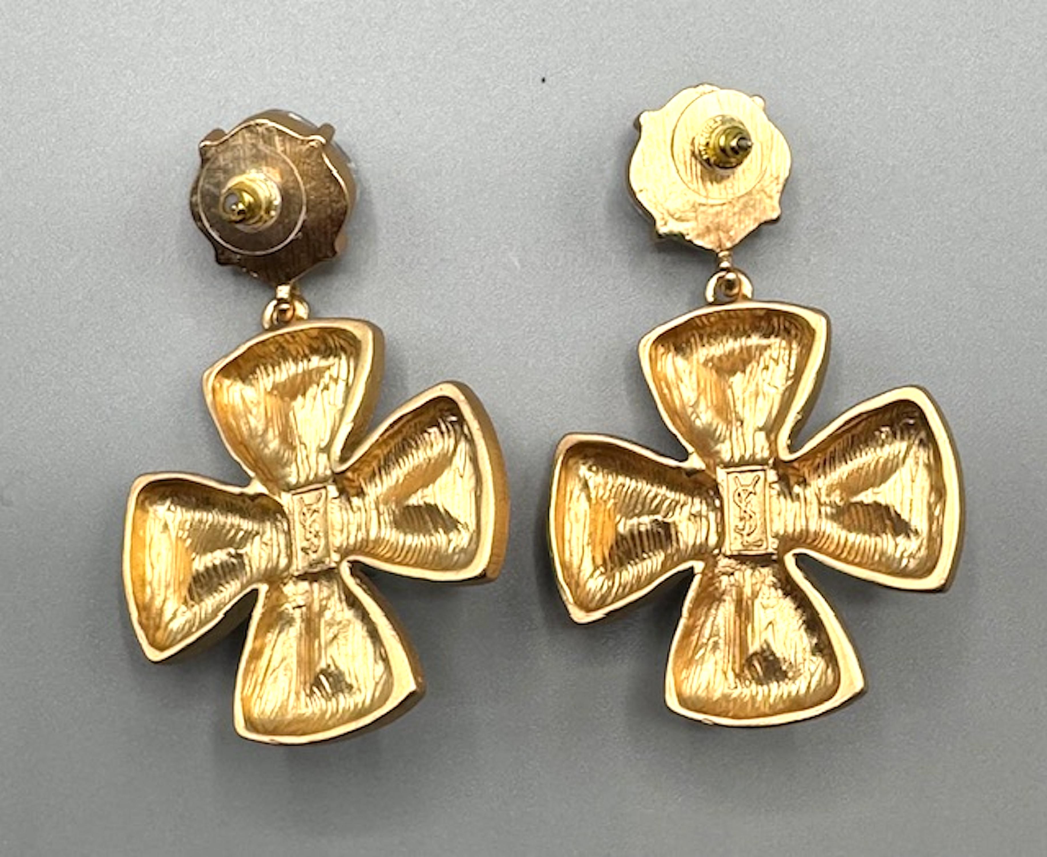 Vintage Yves Saint Laurent, YSL Gold & Kristall Malteserkreuz-Anhänger-Ohrringe Damen im Angebot