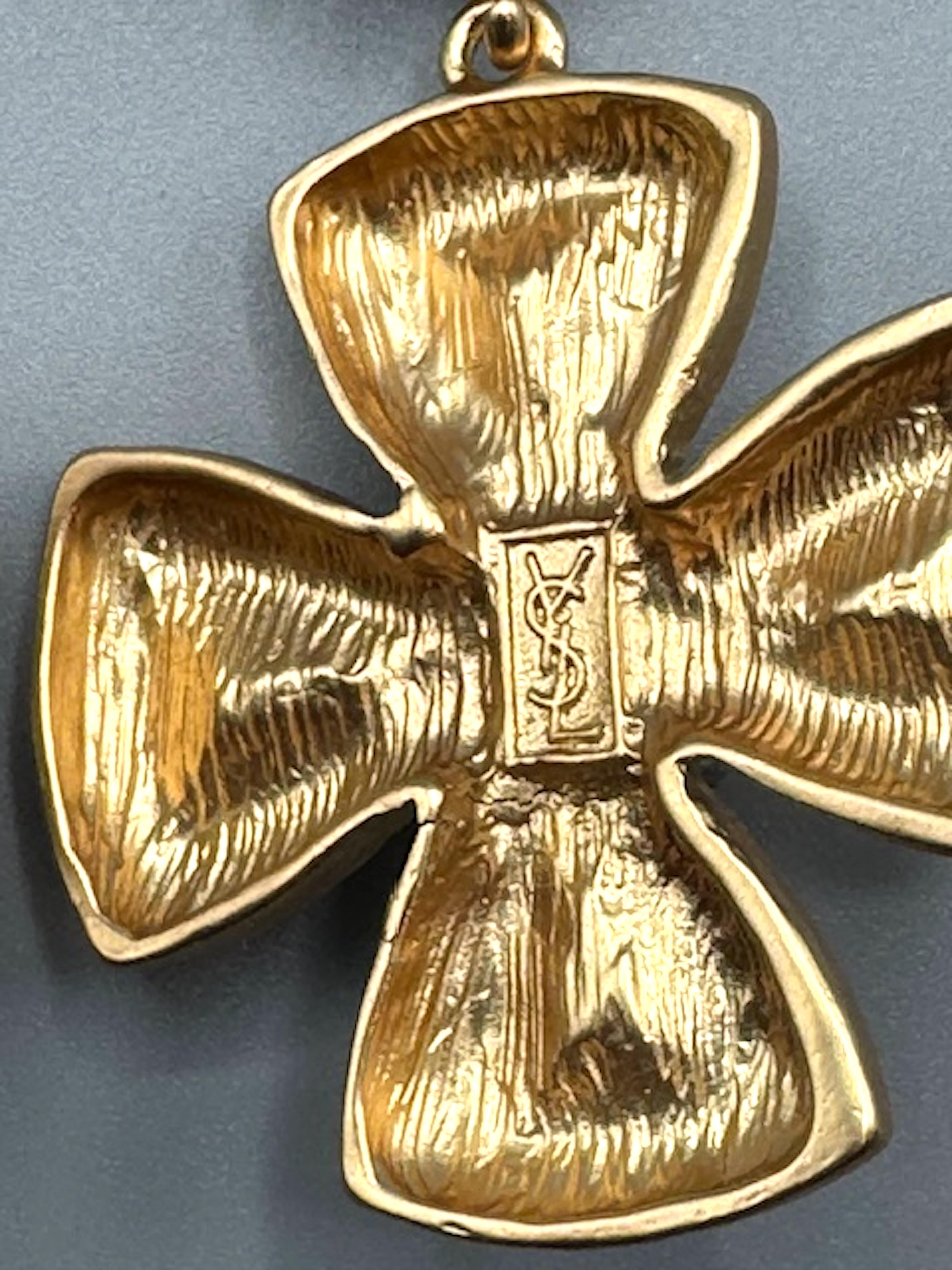 Vintage Yves Saint Laurent, YSL Gold & Kristall Malteserkreuz-Anhänger-Ohrringe im Angebot 1