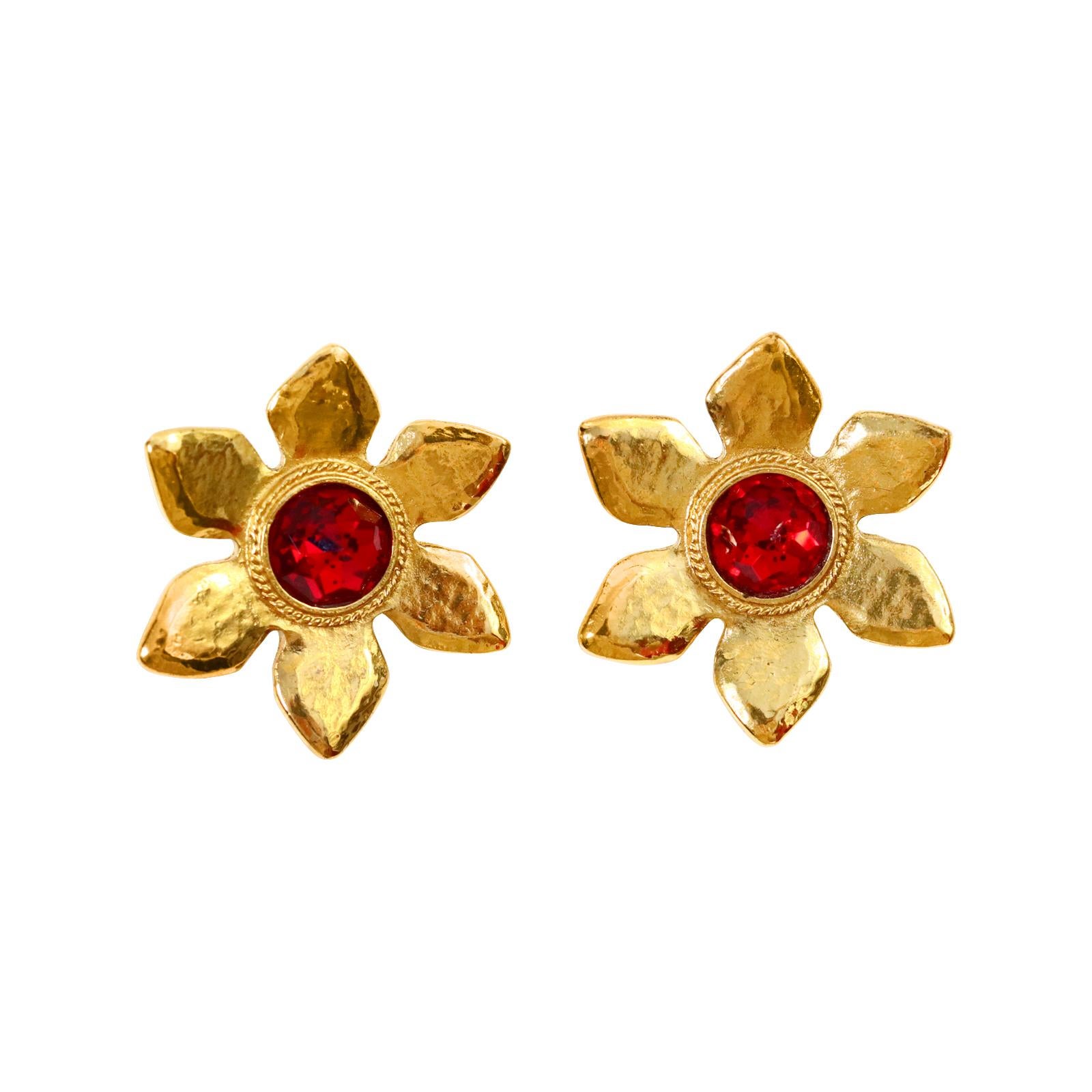 Vintage Yves Saint Laurent YSL Gold Blume mit roten Zentrum Ohrringe CIRCA 1980s. Diese werden nie aus der Mode kommen und jeder wird wissen, was Sie tragen. Für mich bedeuten sie immer Glück.  Klassiker.
 Anklipsen