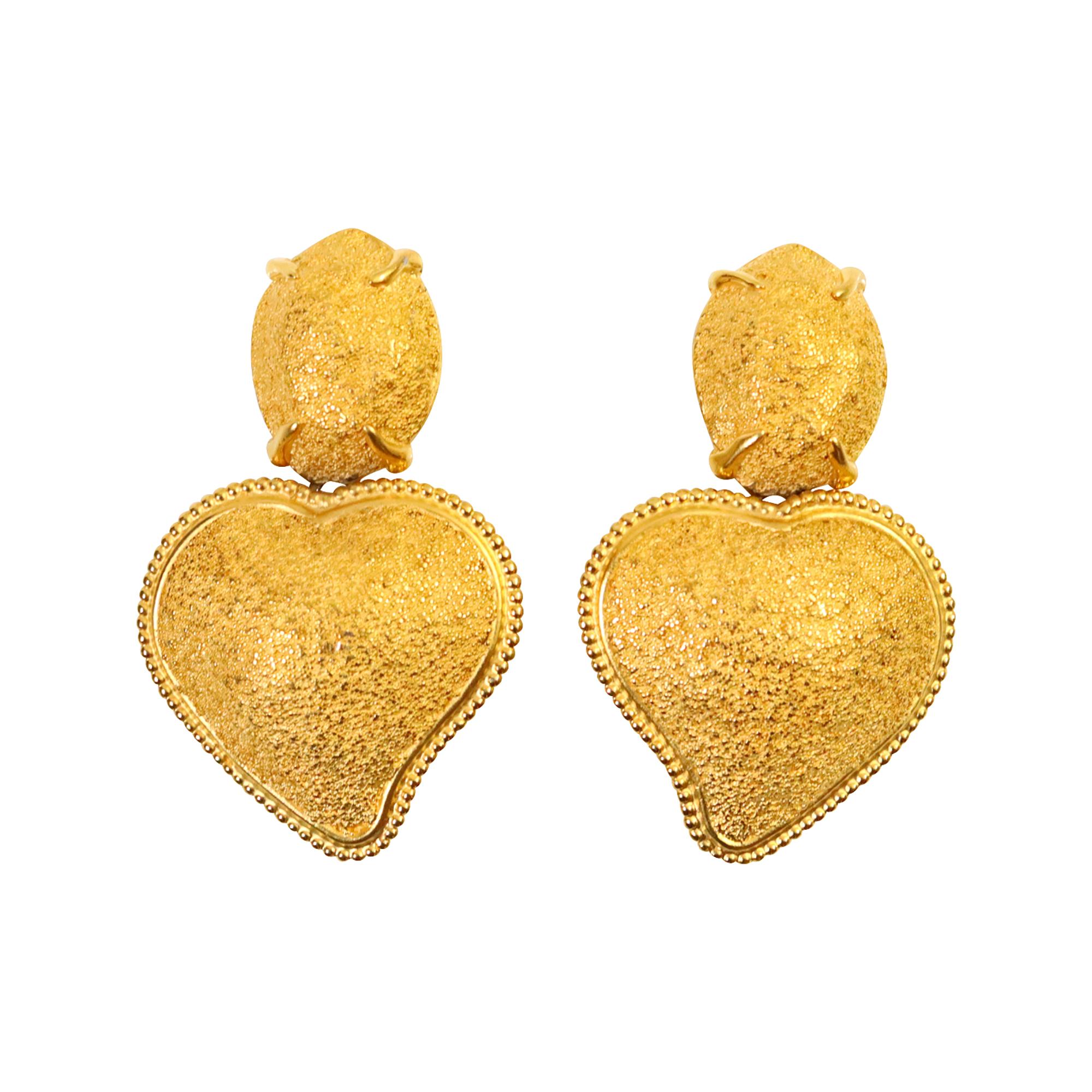 Vintage Maison Goossens Yves Saint Laurent YSL Gold Tone Dangling Heart Textured Earrings.  Diese haben alles.  Gewichtig, strukturiert, 3D.  Wenn ich nur ein Paar Herz-Ohrringe hätte, würde ich diese wählen! Es sind Ohrringe zum Anstecken.

Die