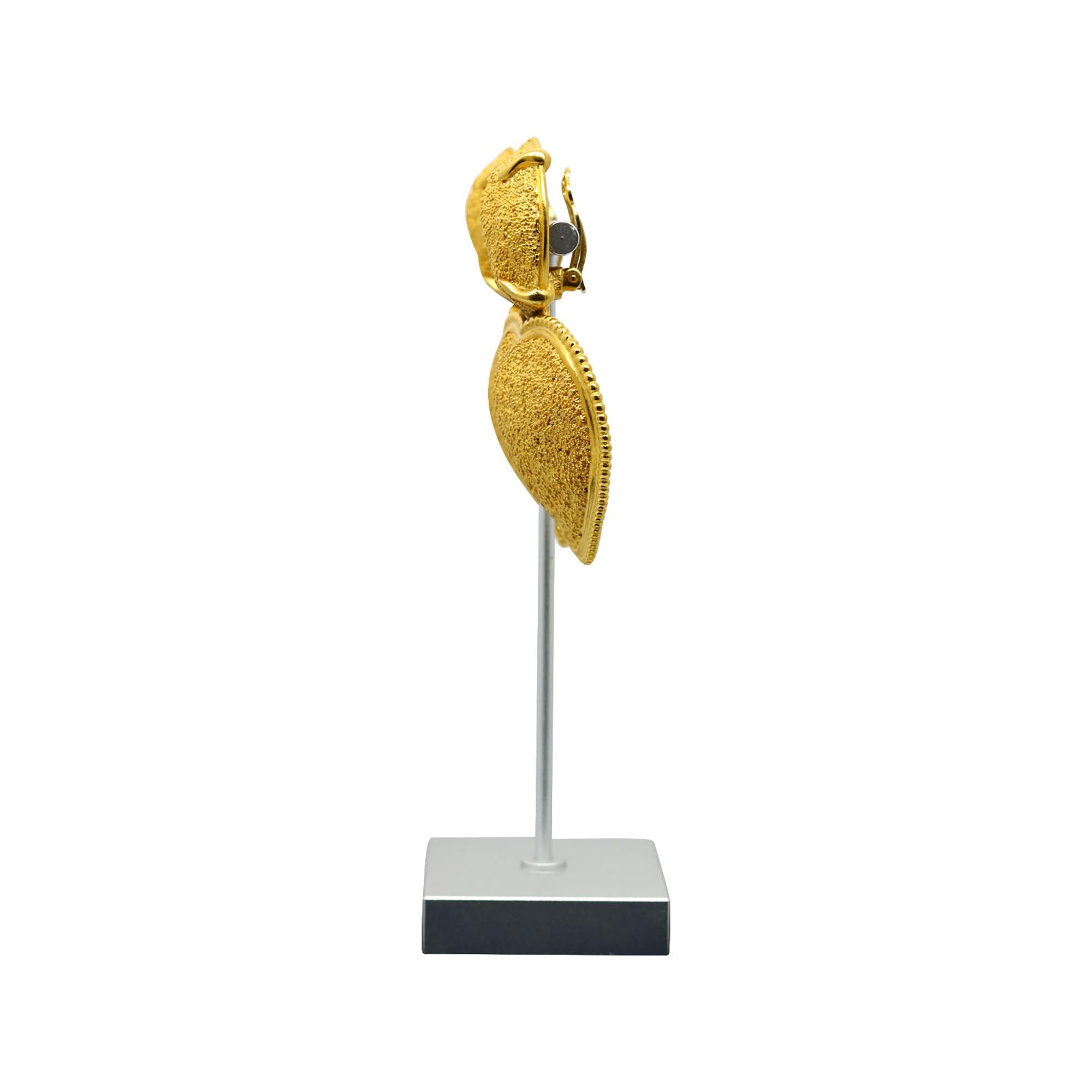 Vintage By  Yves Saint Laurent YSL Gold YSL Gold  Herzohrringe, ca. 1980er-Jahre im Angebot 2
