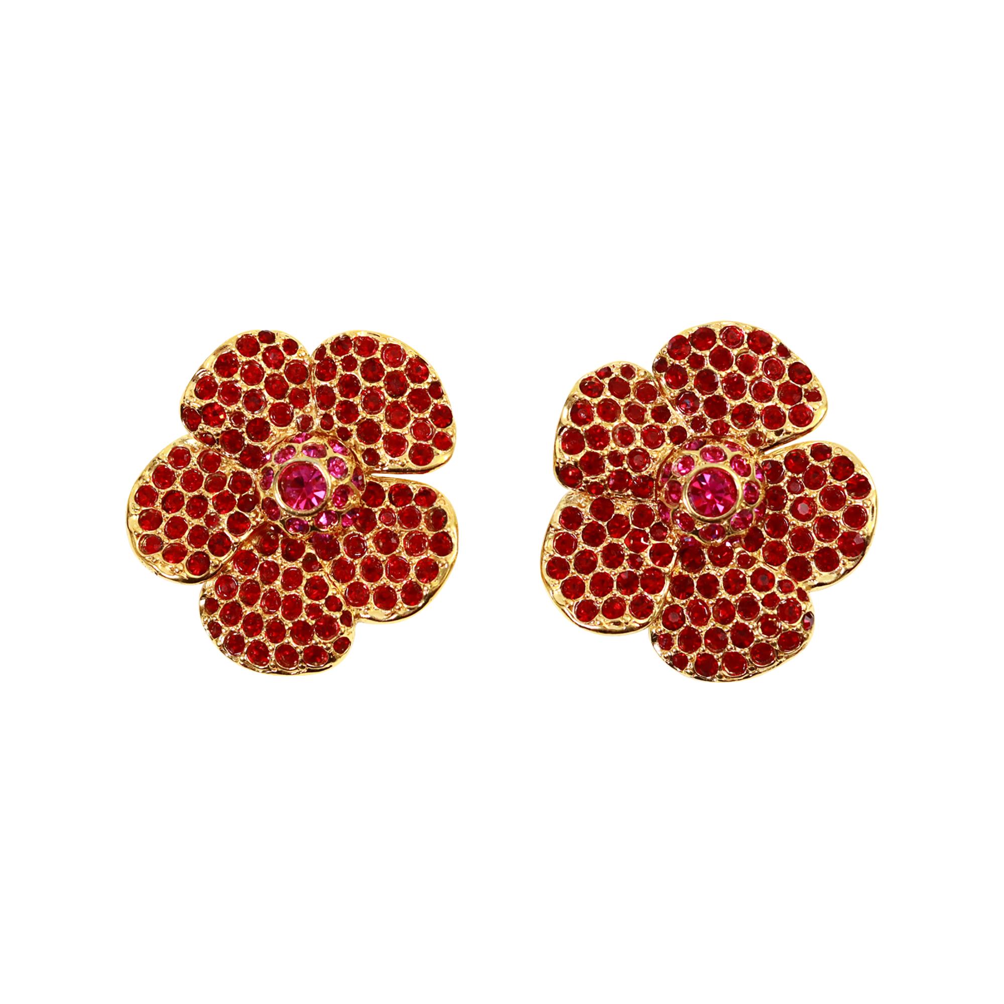 Vintage Yves Saint Laurent YSL Rosa und Rote Blume Ohrringe, CIRCA 1980s. Diese Blumenohrringe sind in Goldton mit roten Kristallen besetzt. Die kleine Scheibe in der Mitte ist mit einem rosafarbenen Kristall besetzt und von rosafarbenen Kristallen