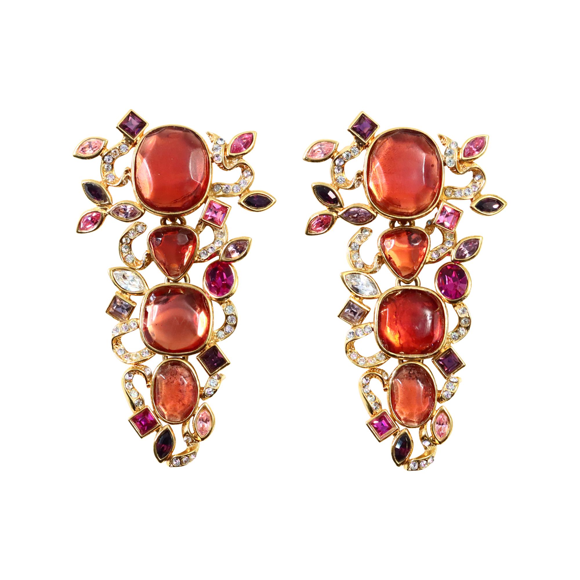 Vintage YSL Gold Tone mit variierenden Schattierungen von Rosa und Kristall.   Anklipsen. Ein weiterer YSL, der einfach großartig ist. Sie stammen eindeutig aus den 1980er Jahren, sind aber auch heute noch aktuell und keine Massenware.  Wenn man sie
