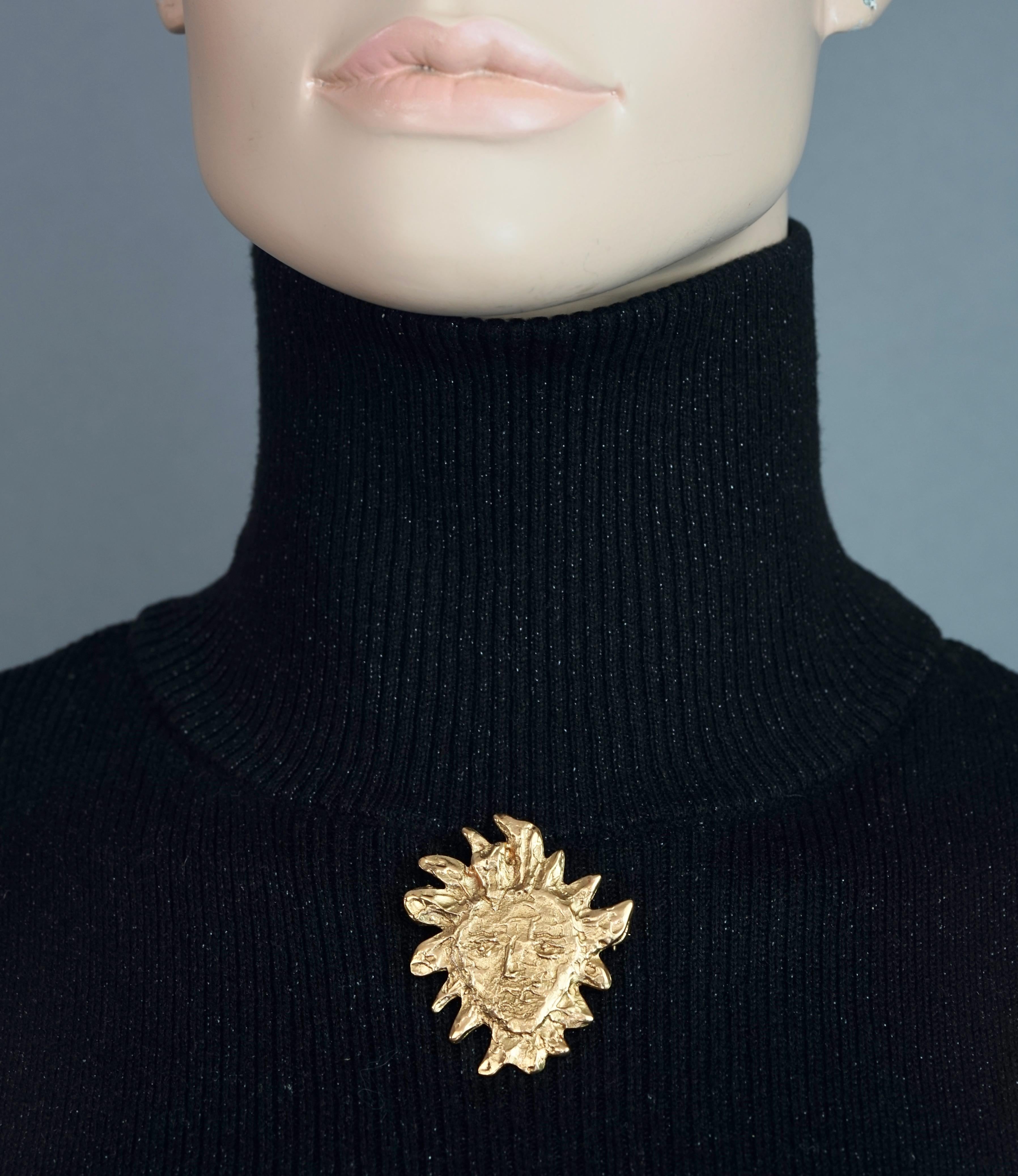 Vintage YVES SAINT LAURENT Ysl Goossens Sun Face Pendant Brooch

Mesures :
Hauteur : 4,7 cm (1,85 pouces)
Largeur : 4,1 cm (1,61 pouces)

Caractéristiques :
- 100% authentique YVES SAINT LAURENT par Robert Goossens.
- Broche pendentif texturée en