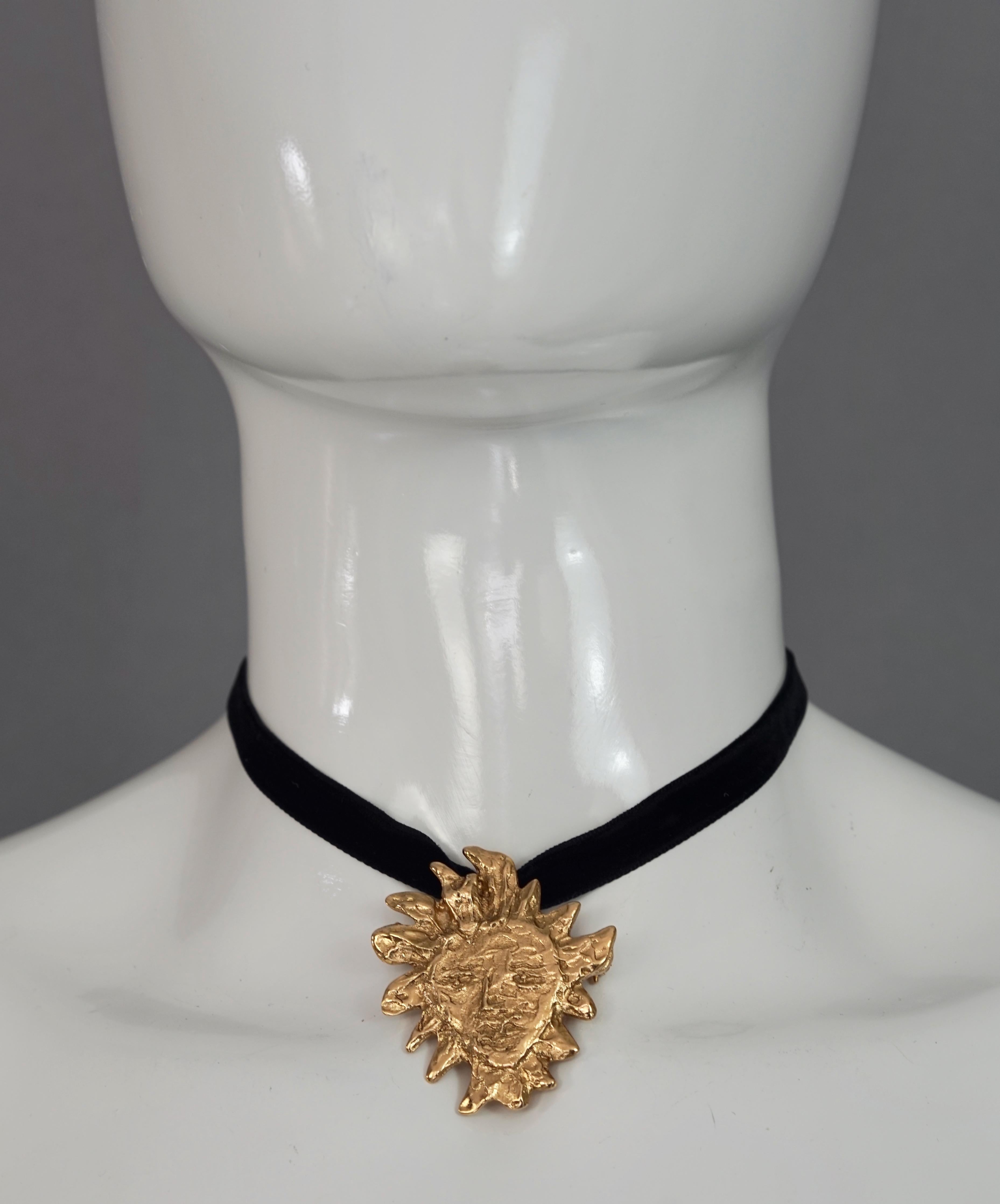 Broche pendentif vintage YVES SAINT LAURENT Ysl Goossens avec visage de soleil Excellent état à Kingersheim, Alsace