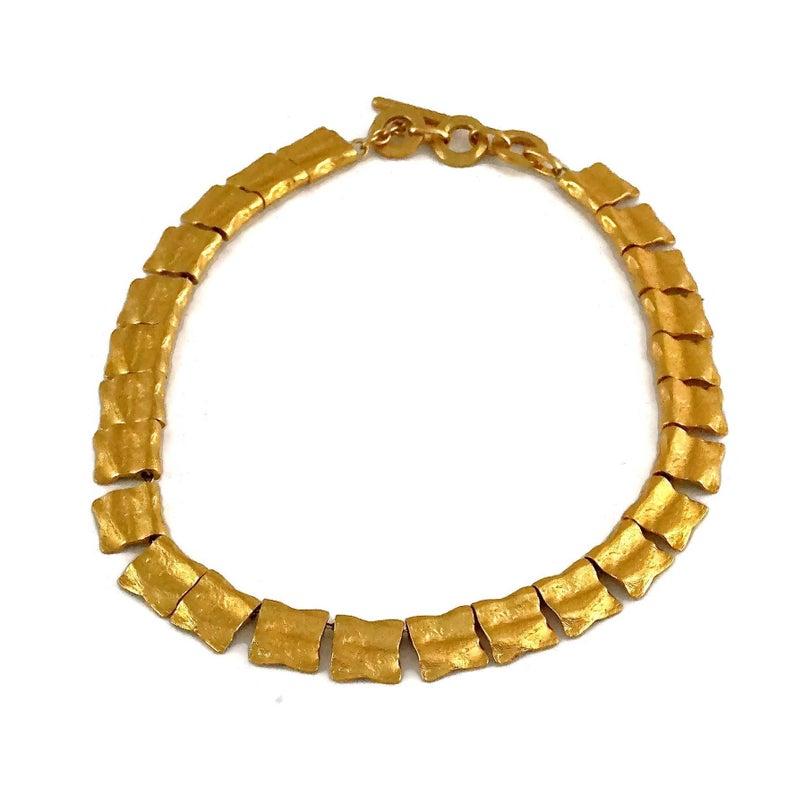 Vintage YVES SAINT LAURENT Ysl Hammered Gilt Flap Charm Necklace In Excellent Condition In Kingersheim, Alsace