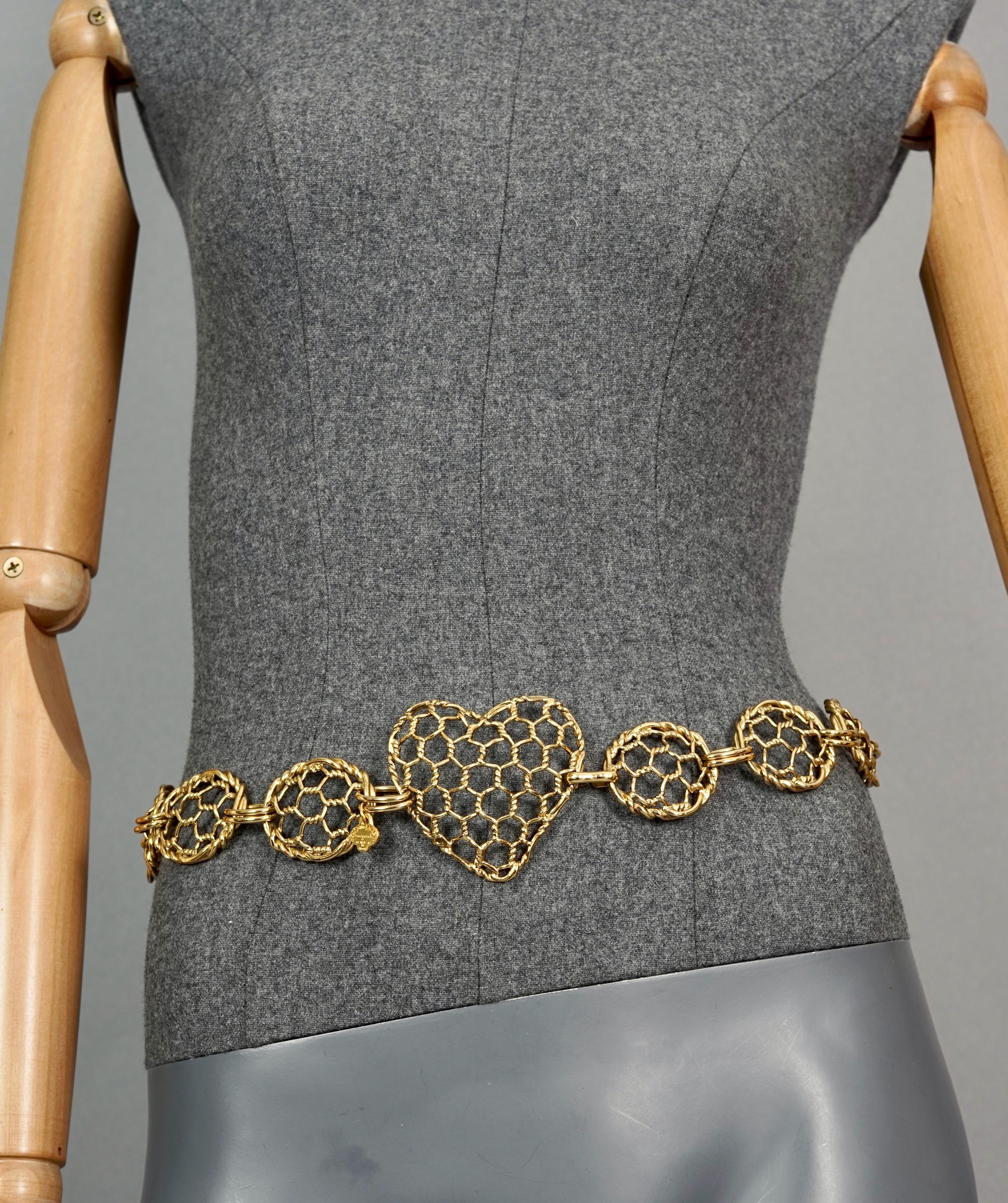 Vintage YVES SAINT LAURENT Ysl Heart Mesh Link Belt

Measurements:
Heart Buckle: 2.75 inches (7 cm)
Oval Links: 1.45 inches (3.7 cm)
Length: 27.95 inches (71 cm)

Features:
- 100% Authentic YVES SAINT LAURENT.
- Massive heart and oval mesh link