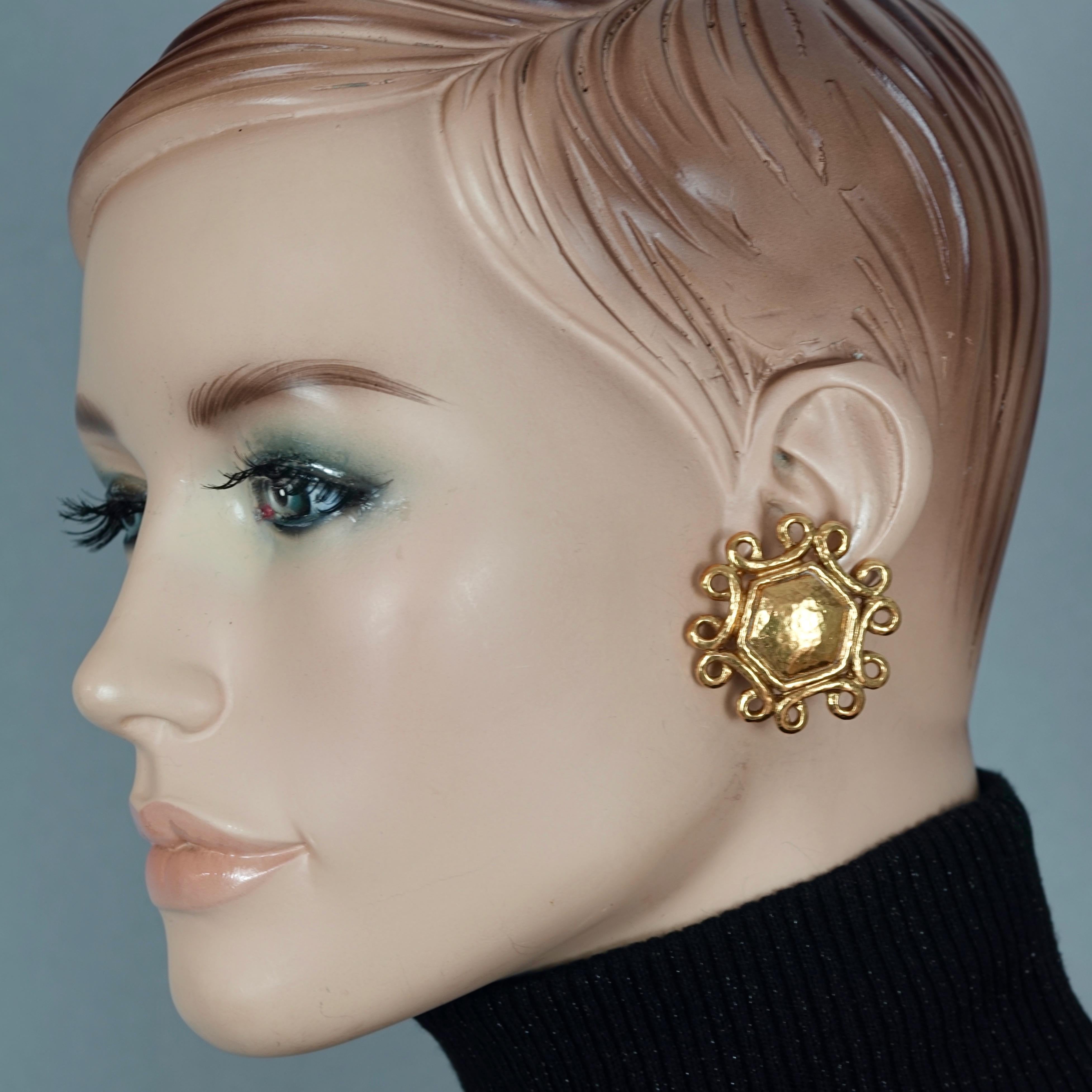Vintage YVES SAINT LAURENT Ysl Hexagon Swirl Earrings

Measurements:
Height: 1.45 Inches (3.7 cm)
Width: 1.45 Inches (3.7 cm)
Weight per Earring: 16 grams

Features:
- 100% Authentic YVES SAINT LAURENT.
- Hammered hexagon earrings with swirl pattern