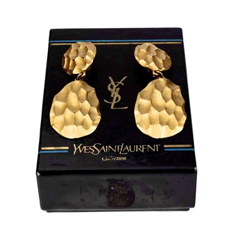 Vintage YVES SAINT LAURENT Ysl Honeycomb Drop Earrings

Measurements:
Height: 3.26 inches (8.3 cm)
Width: 1.18 inches (3 cm)
Weight per Earring: 19 grams

Features:
- 100% Authentic YVES SAINT LAURENT.
- Honeycomb pattern oval drop earrings.
- Matte