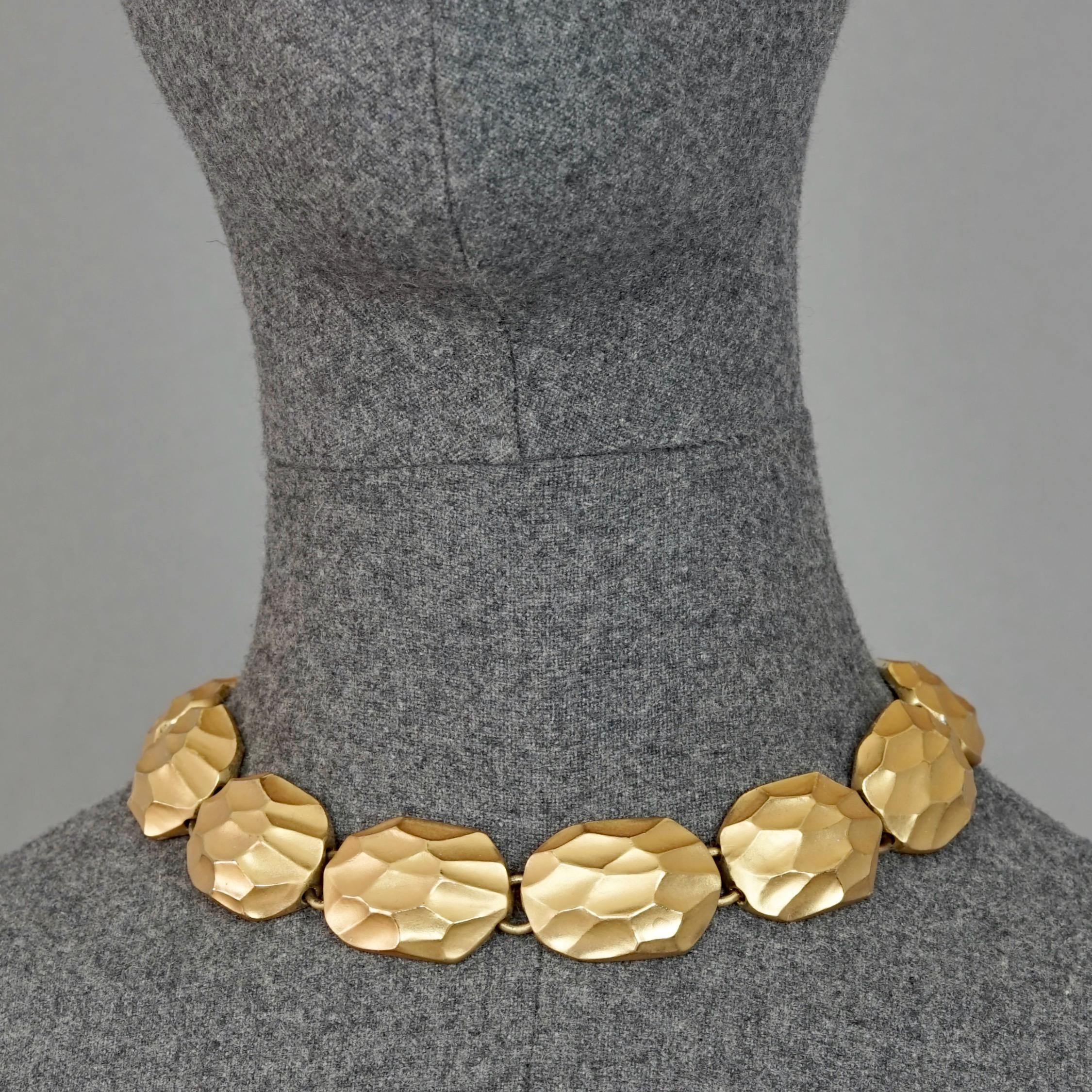 Vintage YVES SAINT LAURENT Ysl Honeycomb Link Necklace

Measurements:
Height: 0.98 inch (2.5 cm)
Wearable Length: 16.33 inches to 18.30 inches (41.5 cm to 46.5 cm)

Features:
- 100% Authentic YVES SAINT LAURENT.
- Honeycomb pattern oval link