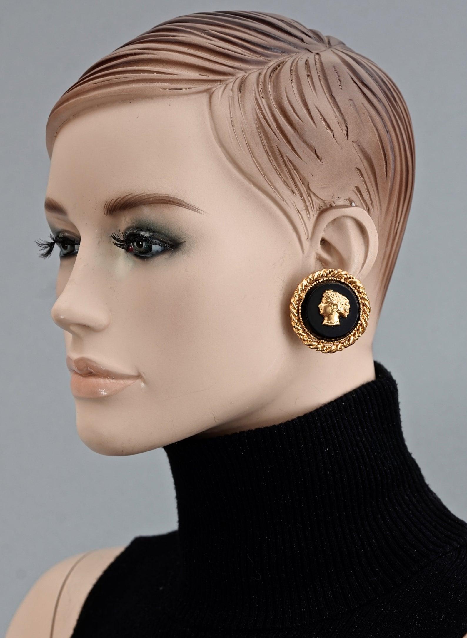 Boucles d'oreilles vintage YVES SAINT LAURENT Ysl camée profil de femme

Mesures :
Hauteur : 4 cm (1,57 pouces)
Largeur : 4 cm (1,57 pouces)
Poids par boucle d'oreille : 20 grammes

Caractéristiques :
- 100% Authentique YVES SAINT LAURENT.
- Camée