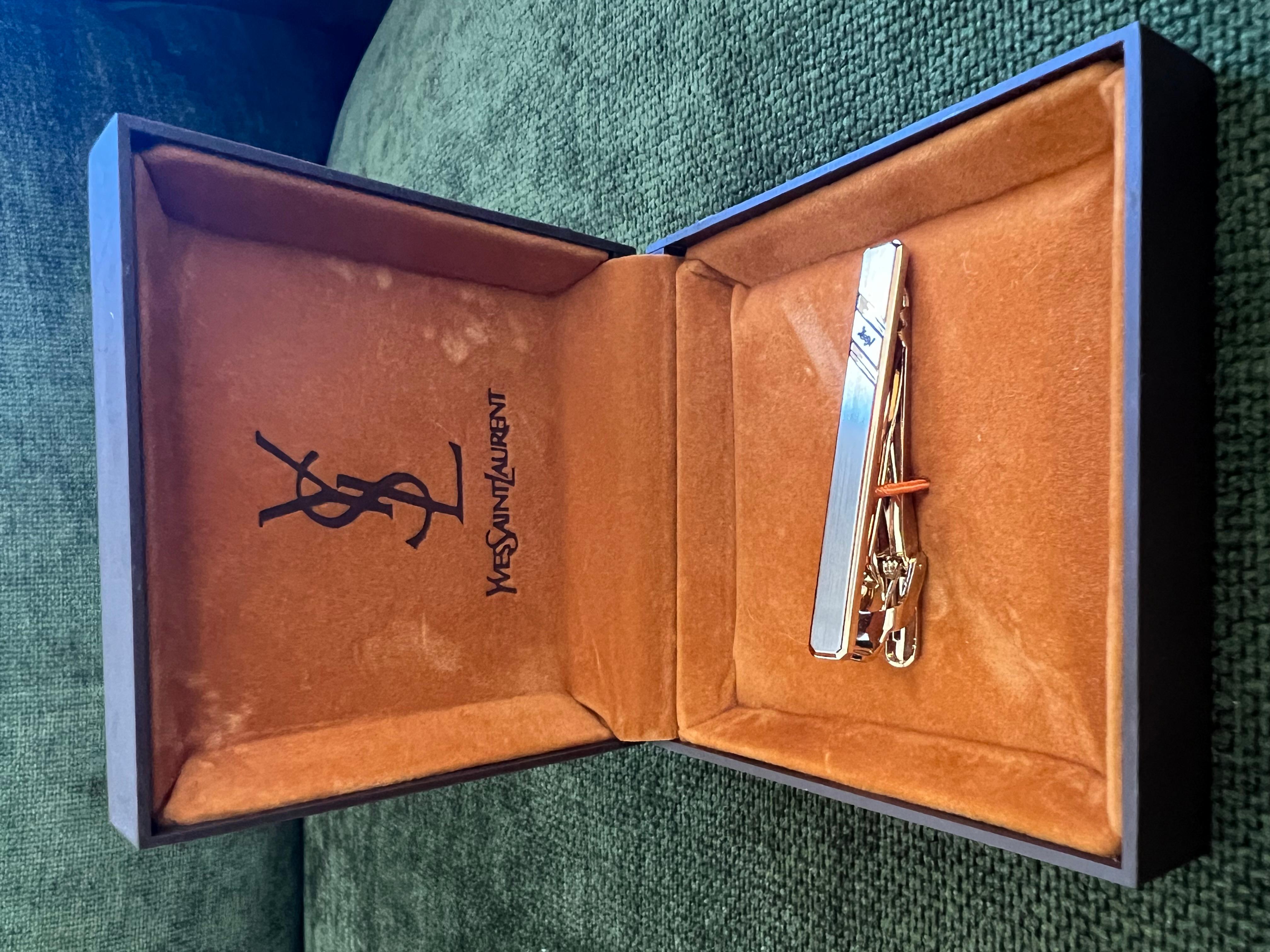 Vintage Yves Saint Laurent YSL Logo vergoldete Krawattenklammer Originaletui, ca. 90er Jahre (Art déco) im Angebot