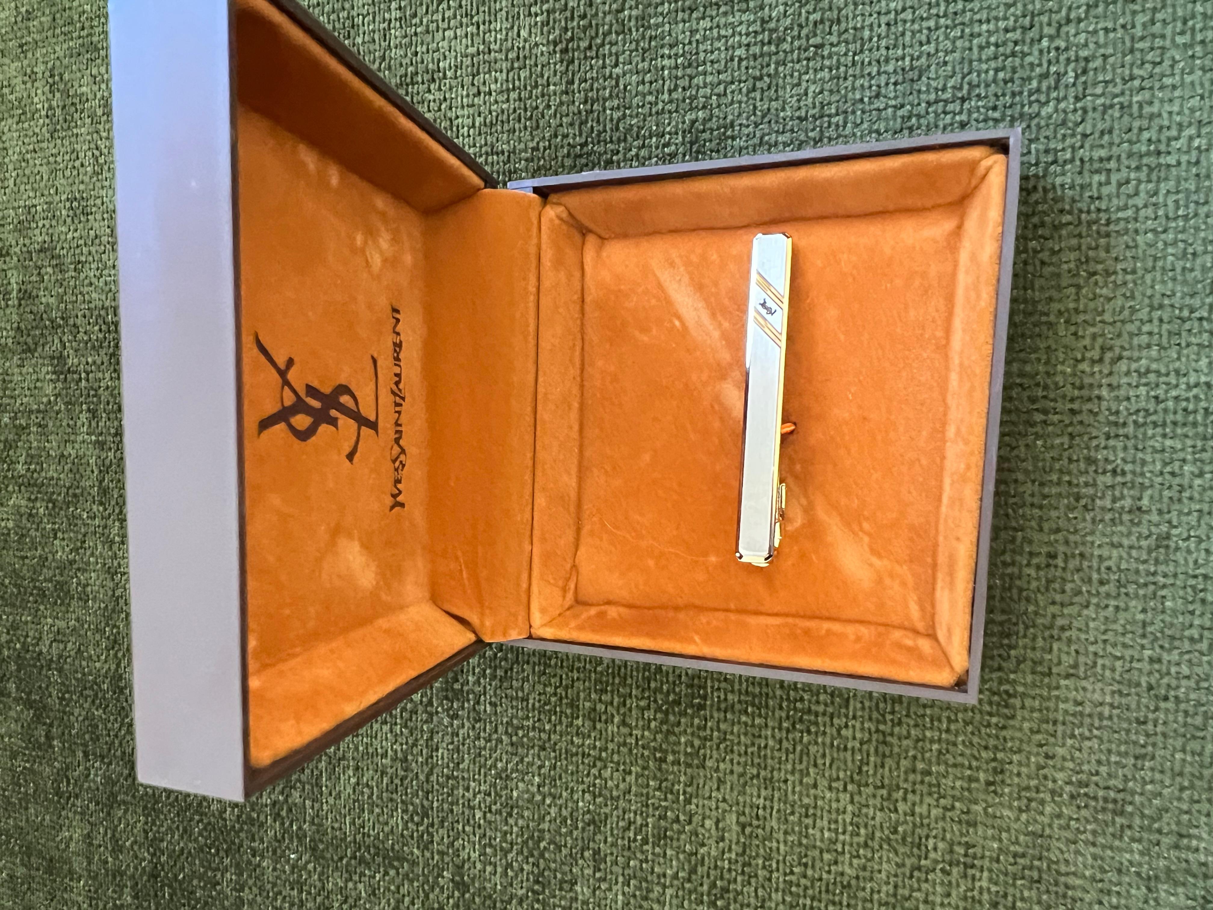 Vintage Yves Saint Laurent YSL Logo vergoldete Krawattenklammer Originaletui, ca. 90er Jahre im Zustand „Hervorragend“ im Angebot in New York, NY