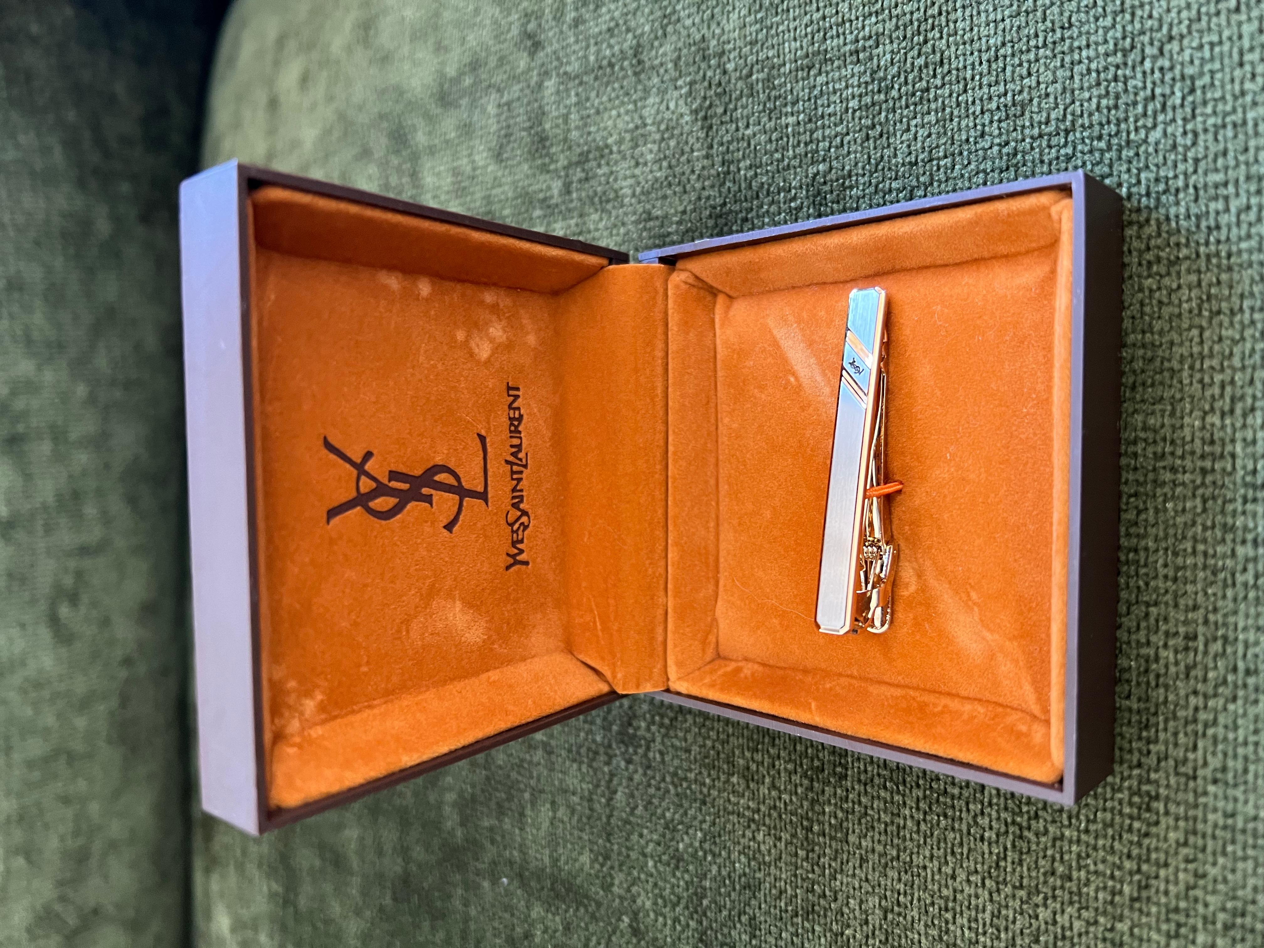 Vintage Yves Saint Laurent YSL Logo vergoldete Krawattenklammer Originaletui, ca. 90er Jahre für Damen oder Herren im Angebot