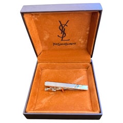 Vintage Yves Saint Laurent YSL Logo vergoldete Krawattenklammer Originaletui, ca. 90er Jahre