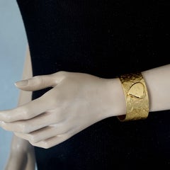 Vintage YVES SAINT LAURENT Ysl Love Heart gehämmertes Manschettenarmband
