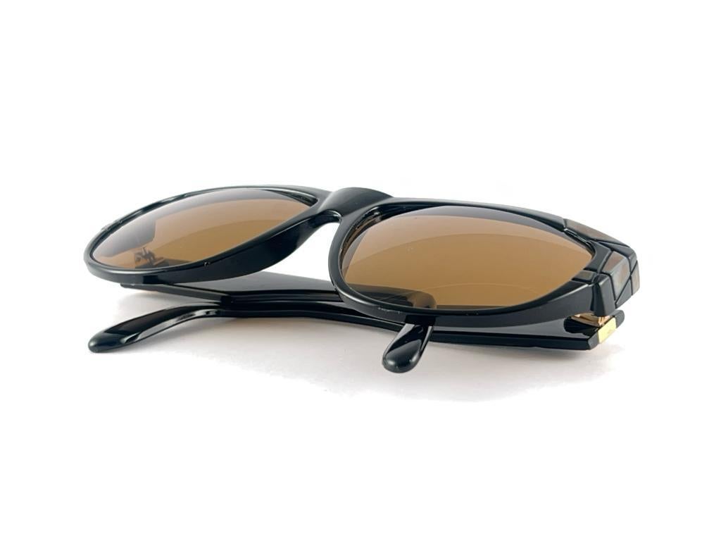 
Beautiful and stylish YSL frame sunglasses. 

This pair show minor sign of wear due to storage on both lenses and frame. 

Please study the pictures. 
A great opportunity to achieve a unique and yet timeless look.

FRONT : 14   CMS

LENS HEIGHT : 4