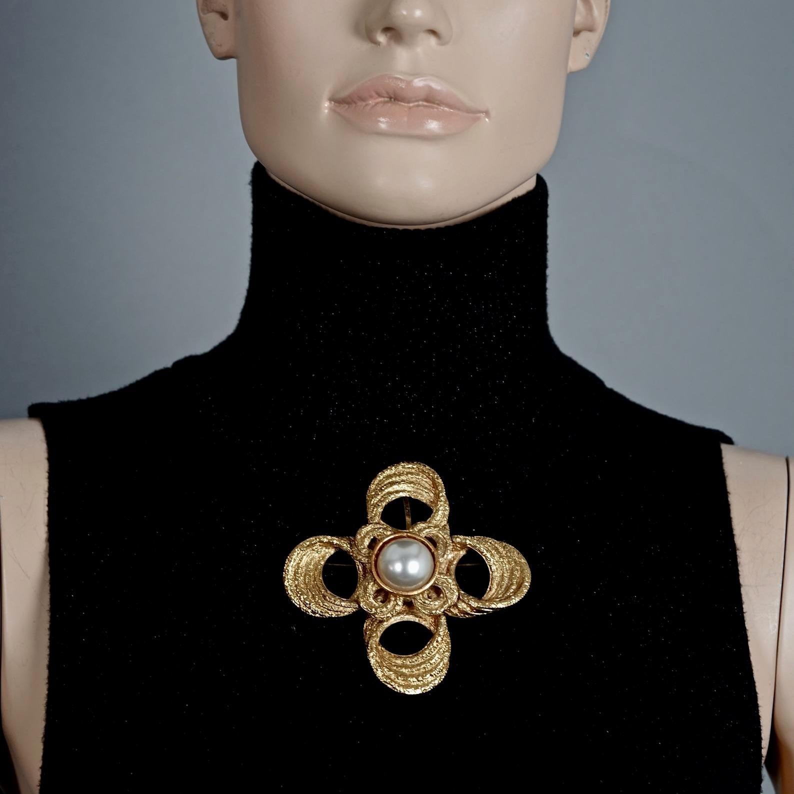 Vintage YVES SAINT LAURENT Ysl Pearl Openwork Pendant Brooch In Excellent Condition In Kingersheim, Alsace
