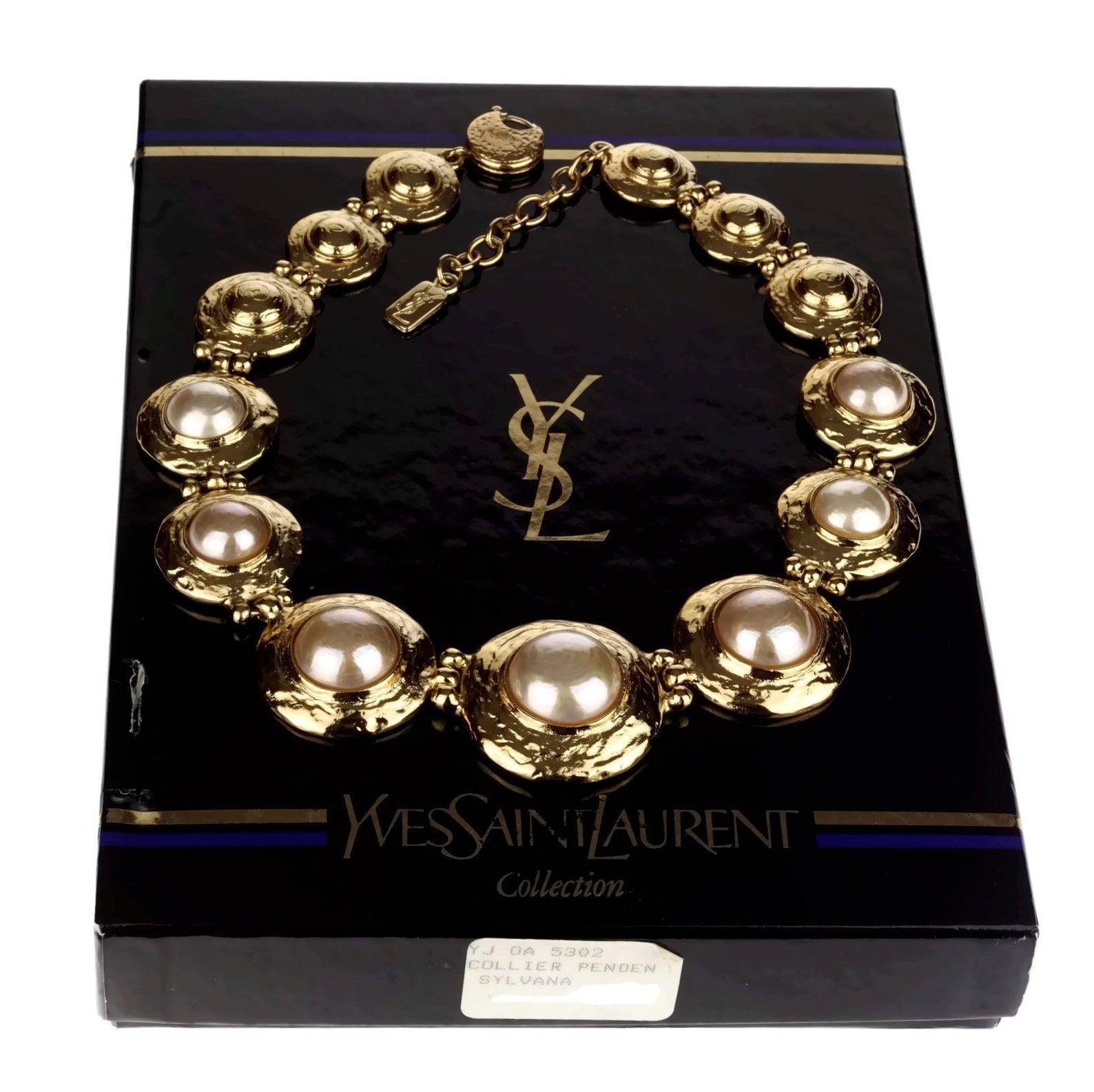 Vintage YVES SAINT LAURENT Ysl Pearl Textured Disc Choker Necklace In Excellent Condition In Kingersheim, Alsace